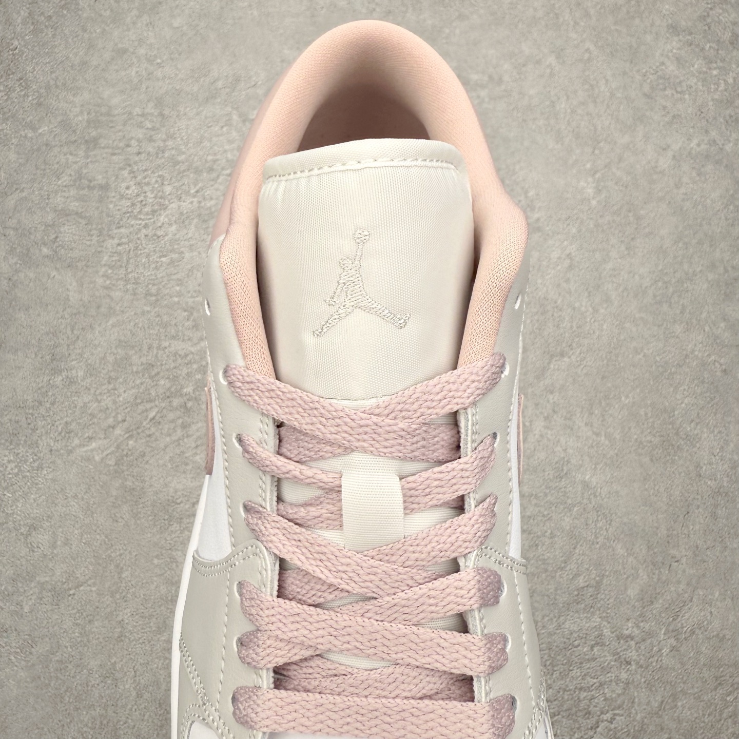 图片[5]-＃K版 Air Jordan AJ1 Low 低帮 DC0774-606 全新流水线出品 DT版本唯一平替选择 市场第二梯队最强版 全部原鞋开发 原楦原纸板开发 全鞋电脑针车 原厂内置全掌气垫 原盒内在原标 唯一Zp原版鞋带绑法 免检产品 全新2022版型 全头层皮料 完美零毛边处理 原厂配置全掌气垫 价格定位良心 几十个配色陆续出货 实拍调校N版已经零色差零失真 百分百还原实物色彩所见即所得 不存在货不对板色差等低级问题 选购参考实物拍摄 不混卖不参货 只用心做好货严格选品 承诺混一赔十 尺码：36 36.5 37.5 38 38.5 39 40 40.5 41 42 42.5 43 44 44.5 45-选品中心