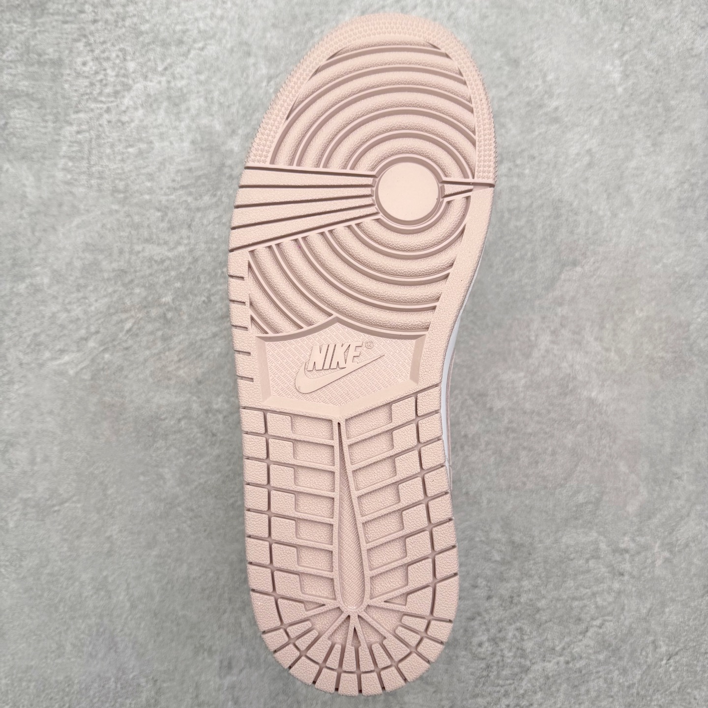 图片[9]-＃K版 Air Jordan AJ1 Low 低帮 DC0774-606 全新流水线出品 DT版本唯一平替选择 市场第二梯队最强版 全部原鞋开发 原楦原纸板开发 全鞋电脑针车 原厂内置全掌气垫 原盒内在原标 唯一Zp原版鞋带绑法 免检产品 全新2022版型 全头层皮料 完美零毛边处理 原厂配置全掌气垫 价格定位良心 几十个配色陆续出货 实拍调校N版已经零色差零失真 百分百还原实物色彩所见即所得 不存在货不对板色差等低级问题 选购参考实物拍摄 不混卖不参货 只用心做好货严格选品 承诺混一赔十 尺码：36 36.5 37.5 38 38.5 39 40 40.5 41 42 42.5 43 44 44.5 45-选品中心