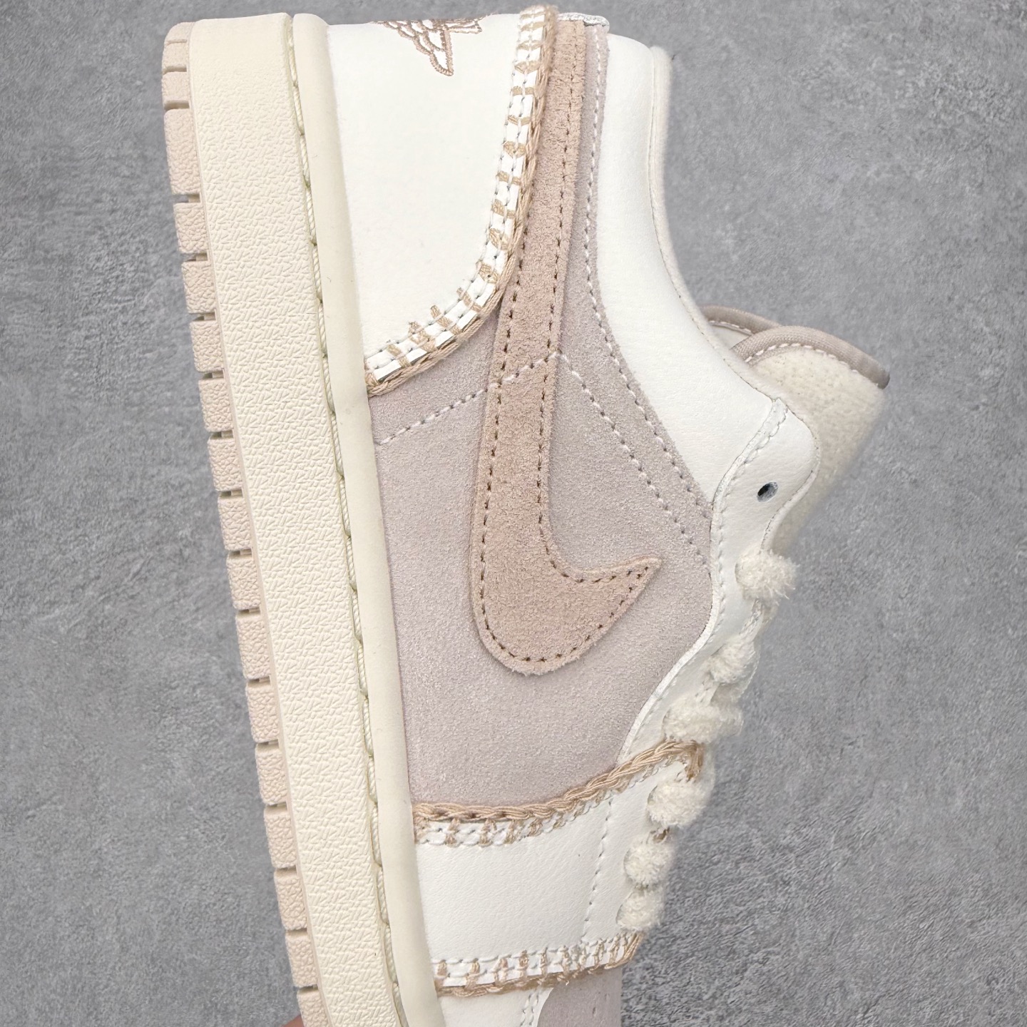 图片[6]-＃DT纯原 Air Jordan AJ1 Low 低帮 HV4268-120 终端优势供应 市面中低帮最具代表性版本没有之一 口碑大厂出品 品控大底版型不断改良更新 全套原纸板楦头开发 确保原汁原味 完美呈现版型 完美零毛边处理 原厂内置全掌气垫 价格定位良心 平台专用代工流水线出品 一眼公司既视感 拿到手的一瞬间就与众不同 碾压市面所有版本 全部原鞋开发 每一个配色都会采购原鞋确认细节 打破市面看图做货无好货之说 尺码：35.5 36 36.5 37.5 38 38.5 39 40 40.5 41 42 42.5 43 44 44.5 45 46-选品中心