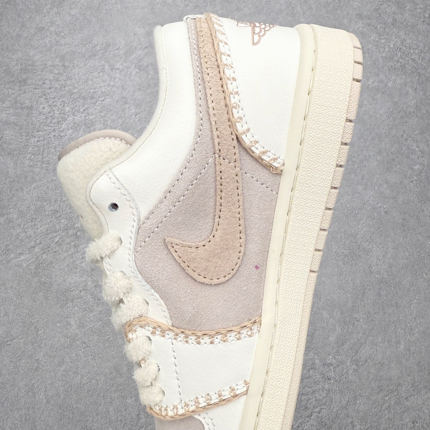 图片[7]-＃DT纯原 Air Jordan AJ1 Low 低帮 HV4268-120 终端优势供应 市面中低帮最具代表性版本没有之一 口碑大厂出品 品控大底版型不断改良更新 全套原纸板楦头开发 确保原汁原味 完美呈现版型 完美零毛边处理 原厂内置全掌气垫 价格定位良心 平台专用代工流水线出品 一眼公司既视感 拿到手的一瞬间就与众不同 碾压市面所有版本 全部原鞋开发 每一个配色都会采购原鞋确认细节 打破市面看图做货无好货之说 尺码：35.5 36 36.5 37.5 38 38.5 39 40 40.5 41 42 42.5 43 44 44.5 45 46-选品中心