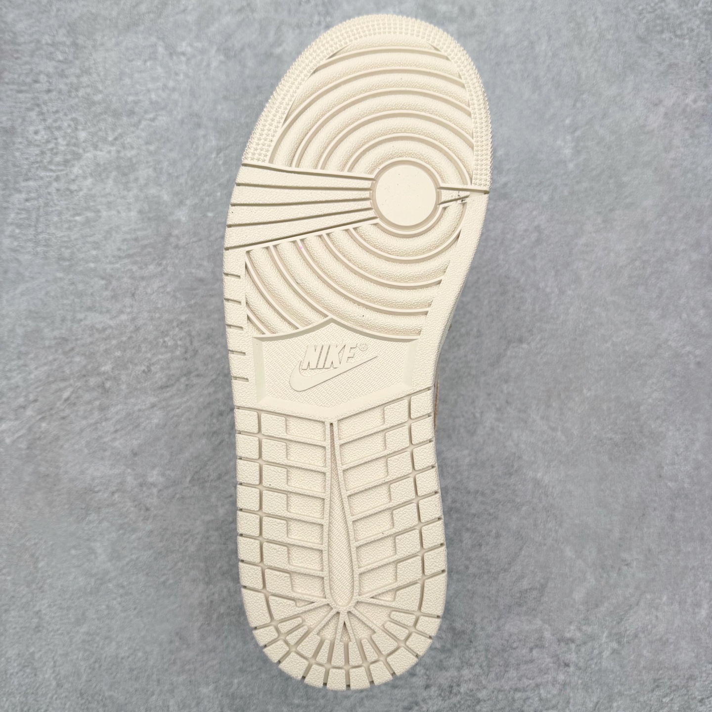 图片[9]-＃DT纯原 Air Jordan AJ1 Low 低帮 HV4268-120 终端优势供应 市面中低帮最具代表性版本没有之一 口碑大厂出品 品控大底版型不断改良更新 全套原纸板楦头开发 确保原汁原味 完美呈现版型 完美零毛边处理 原厂内置全掌气垫 价格定位良心 平台专用代工流水线出品 一眼公司既视感 拿到手的一瞬间就与众不同 碾压市面所有版本 全部原鞋开发 每一个配色都会采购原鞋确认细节 打破市面看图做货无好货之说 尺码：35.5 36 36.5 37.5 38 38.5 39 40 40.5 41 42 42.5 43 44 44.5 45 46-选品中心