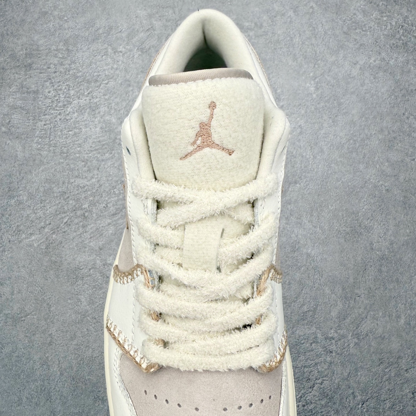 图片[5]-＃DT纯原 Air Jordan AJ1 Low 低帮 HV4268-120 终端优势供应 市面中低帮最具代表性版本没有之一 口碑大厂出品 品控大底版型不断改良更新 全套原纸板楦头开发 确保原汁原味 完美呈现版型 完美零毛边处理 原厂内置全掌气垫 价格定位良心 平台专用代工流水线出品 一眼公司既视感 拿到手的一瞬间就与众不同 碾压市面所有版本 全部原鞋开发 每一个配色都会采购原鞋确认细节 打破市面看图做货无好货之说 尺码：35.5 36 36.5 37.5 38 38.5 39 40 40.5 41 42 42.5 43 44 44.5 45 46-选品中心