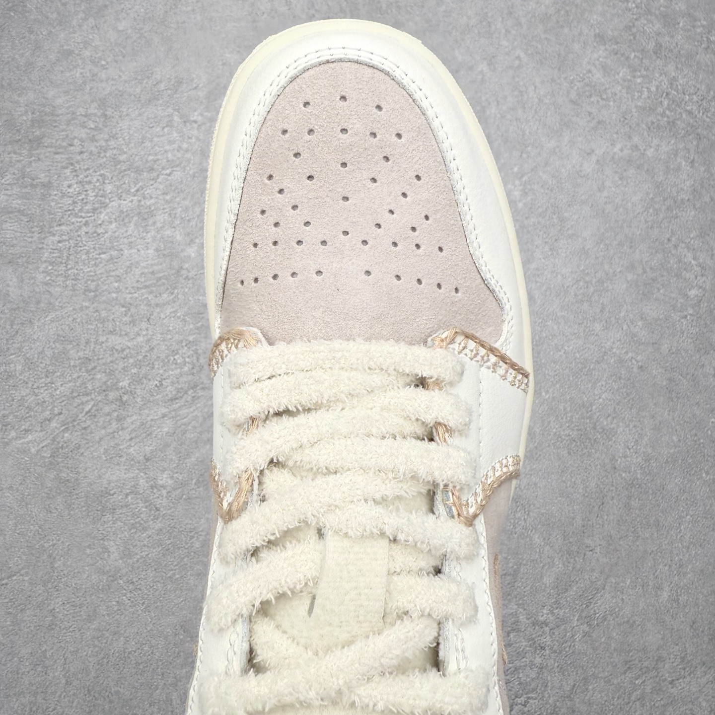 图片[4]-＃DT纯原 Air Jordan AJ1 Low 低帮 HV4268-120 终端优势供应 市面中低帮最具代表性版本没有之一 口碑大厂出品 品控大底版型不断改良更新 全套原纸板楦头开发 确保原汁原味 完美呈现版型 完美零毛边处理 原厂内置全掌气垫 价格定位良心 平台专用代工流水线出品 一眼公司既视感 拿到手的一瞬间就与众不同 碾压市面所有版本 全部原鞋开发 每一个配色都会采购原鞋确认细节 打破市面看图做货无好货之说 尺码：35.5 36 36.5 37.5 38 38.5 39 40 40.5 41 42 42.5 43 44 44.5 45 46-选品中心