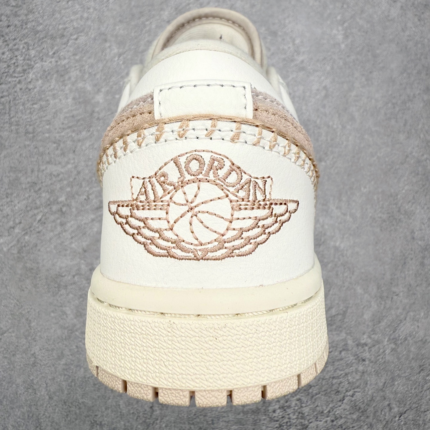 图片[8]-＃DT纯原 Air Jordan AJ1 Low 低帮 HV4268-120 终端优势供应 市面中低帮最具代表性版本没有之一 口碑大厂出品 品控大底版型不断改良更新 全套原纸板楦头开发 确保原汁原味 完美呈现版型 完美零毛边处理 原厂内置全掌气垫 价格定位良心 平台专用代工流水线出品 一眼公司既视感 拿到手的一瞬间就与众不同 碾压市面所有版本 全部原鞋开发 每一个配色都会采购原鞋确认细节 打破市面看图做货无好货之说 尺码：35.5 36 36.5 37.5 38 38.5 39 40 40.5 41 42 42.5 43 44 44.5 45 46-选品中心