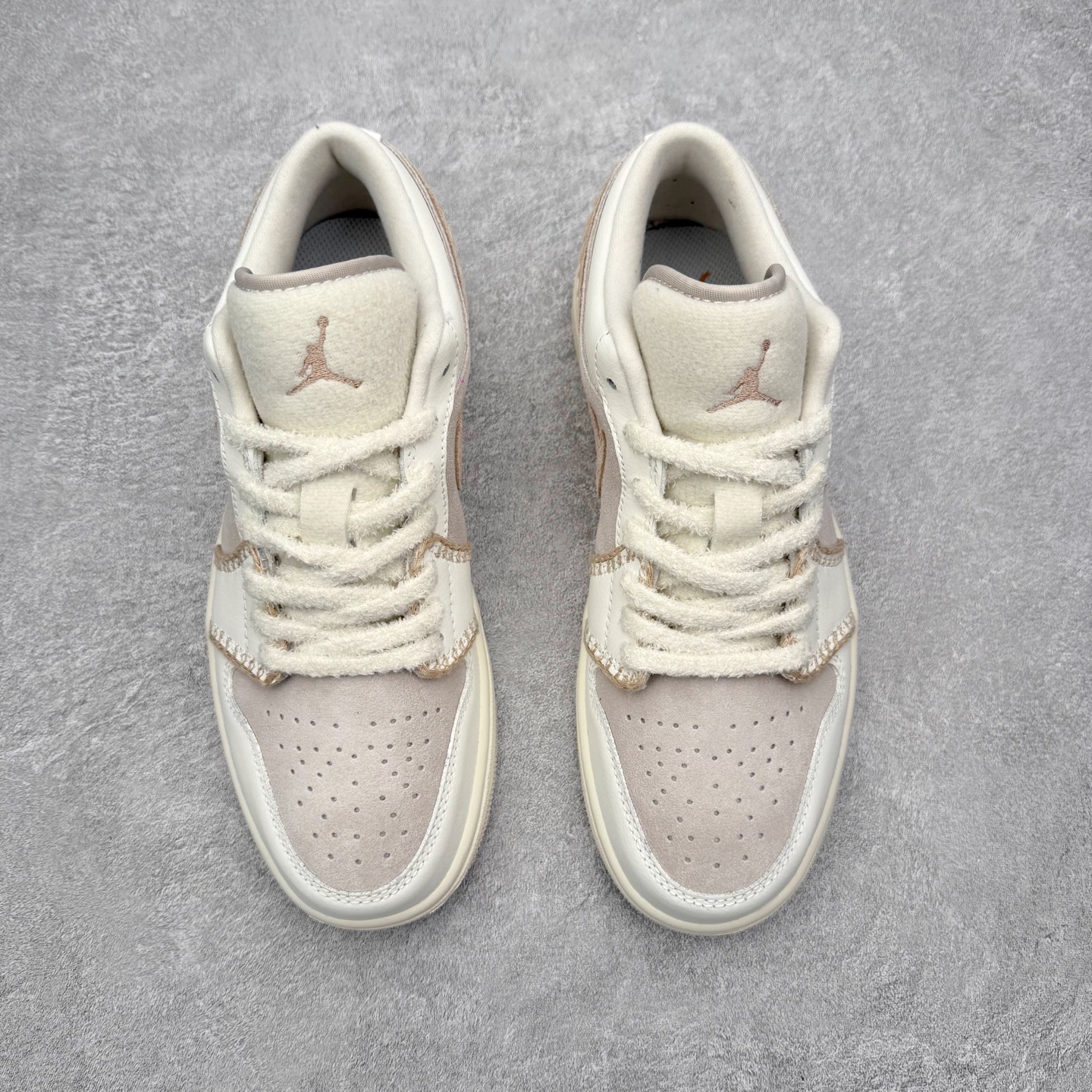 图片[2]-＃DT纯原 Air Jordan AJ1 Low 低帮 HV4268-120 终端优势供应 市面中低帮最具代表性版本没有之一 口碑大厂出品 品控大底版型不断改良更新 全套原纸板楦头开发 确保原汁原味 完美呈现版型 完美零毛边处理 原厂内置全掌气垫 价格定位良心 平台专用代工流水线出品 一眼公司既视感 拿到手的一瞬间就与众不同 碾压市面所有版本 全部原鞋开发 每一个配色都会采购原鞋确认细节 打破市面看图做货无好货之说 尺码：35.5 36 36.5 37.5 38 38.5 39 40 40.5 41 42 42.5 43 44 44.5 45 46-选品中心