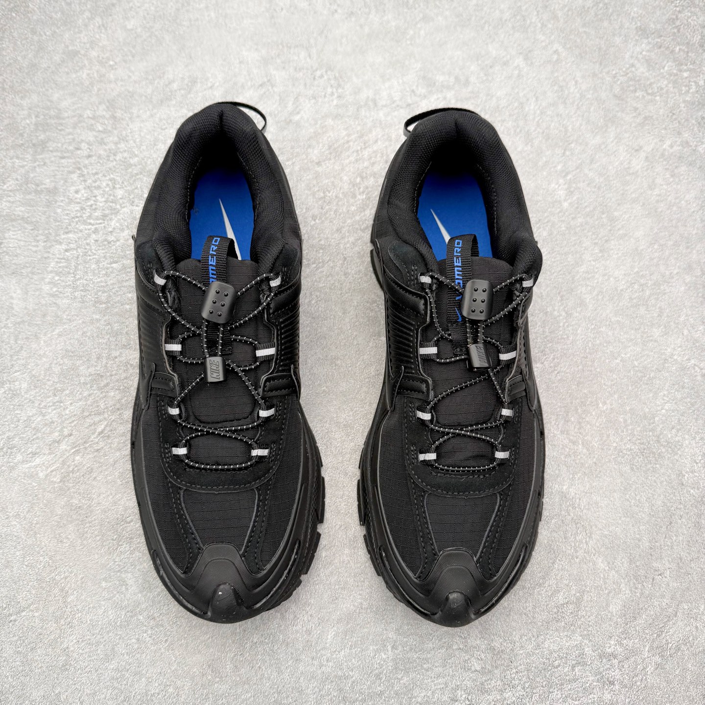 图片[2]-NK Zoom Vomero 5 Roam 佛莫罗5代徒步版系列经典复古增高厚底休闲运动慢跑鞋 HQ2181-004 Vomero Roam「漫游鞋」舒适性典范 工学拒水鞋面+ Air Zoom缓震配置无惧雨水 不受天气左右 助你灵活迈步 再加上厚实衬里和橡胶挡泥片 有效御寒不厚重 雨天照样利落出街 中性色调搭配简洁织物 打造百搭属性低调出街or高调亮相 都看你的男女同款不同色 轻松get多元风格 尺码：36 36.5 37.5 38 38.5 39 40 40.5 41 42 42.5 43 44 44.5 45-选品中心