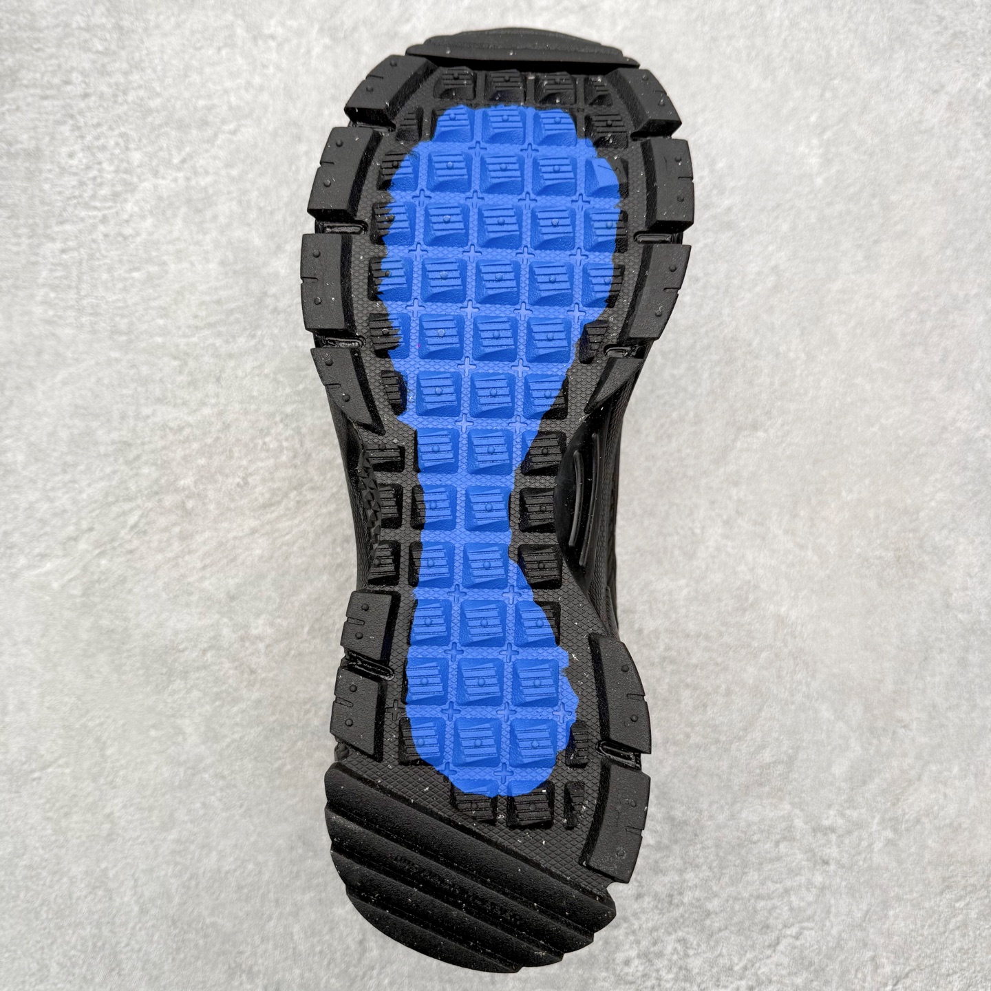 图片[9]-NK Zoom Vomero 5 Roam 佛莫罗5代徒步版系列经典复古增高厚底休闲运动慢跑鞋 HQ2181-004 Vomero Roam「漫游鞋」舒适性典范 工学拒水鞋面+ Air Zoom缓震配置无惧雨水 不受天气左右 助你灵活迈步 再加上厚实衬里和橡胶挡泥片 有效御寒不厚重 雨天照样利落出街 中性色调搭配简洁织物 打造百搭属性低调出街or高调亮相 都看你的男女同款不同色 轻松get多元风格 尺码：36 36.5 37.5 38 38.5 39 40 40.5 41 42 42.5 43 44 44.5 45-选品中心