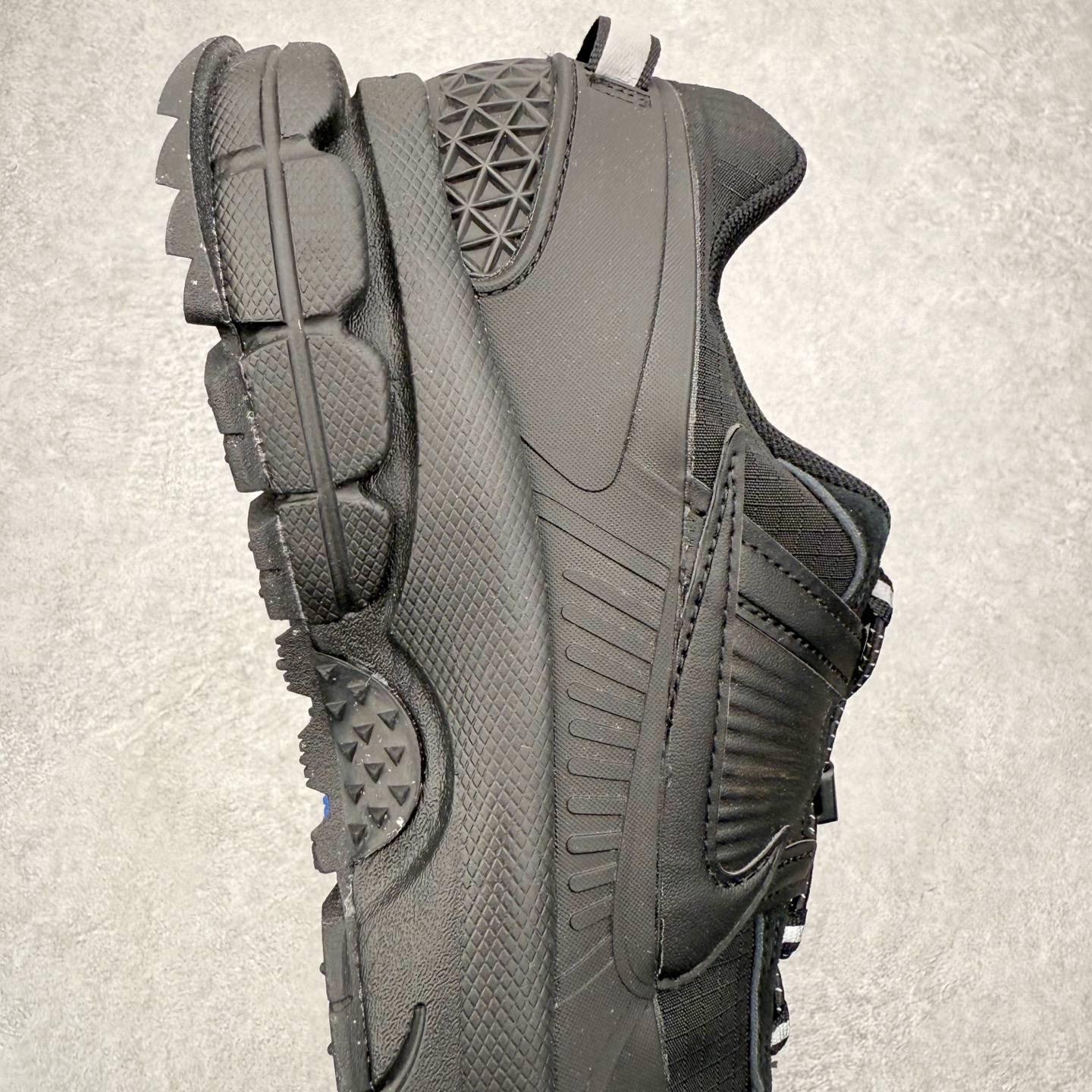 图片[6]-NK Zoom Vomero 5 Roam 佛莫罗5代徒步版系列经典复古增高厚底休闲运动慢跑鞋 HQ2181-004 Vomero Roam「漫游鞋」舒适性典范 工学拒水鞋面+ Air Zoom缓震配置无惧雨水 不受天气左右 助你灵活迈步 再加上厚实衬里和橡胶挡泥片 有效御寒不厚重 雨天照样利落出街 中性色调搭配简洁织物 打造百搭属性低调出街or高调亮相 都看你的男女同款不同色 轻松get多元风格 尺码：36 36.5 37.5 38 38.5 39 40 40.5 41 42 42.5 43 44 44.5 45-选品中心