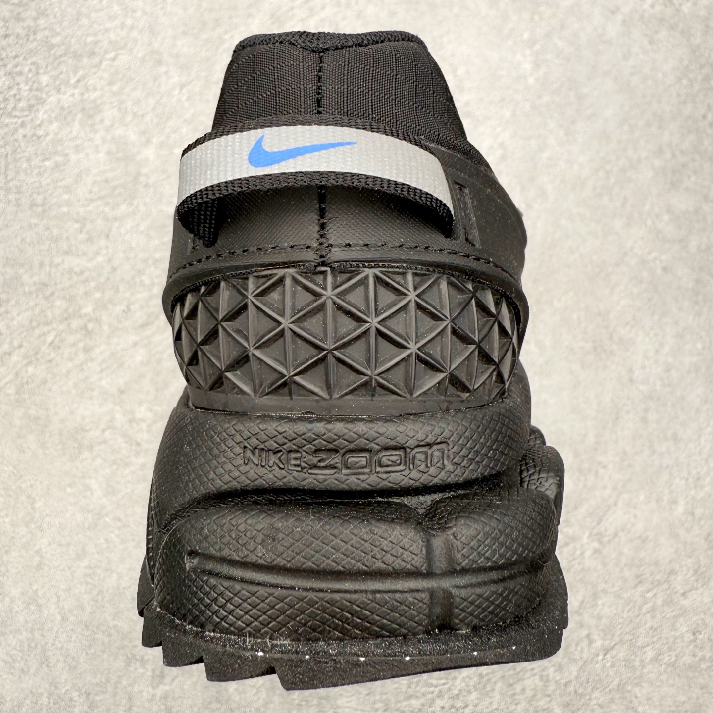 图片[8]-NK Zoom Vomero 5 Roam 佛莫罗5代徒步版系列经典复古增高厚底休闲运动慢跑鞋 HQ2181-004 Vomero Roam「漫游鞋」舒适性典范 工学拒水鞋面+ Air Zoom缓震配置无惧雨水 不受天气左右 助你灵活迈步 再加上厚实衬里和橡胶挡泥片 有效御寒不厚重 雨天照样利落出街 中性色调搭配简洁织物 打造百搭属性低调出街or高调亮相 都看你的男女同款不同色 轻松get多元风格 尺码：36 36.5 37.5 38 38.5 39 40 40.5 41 42 42.5 43 44 44.5 45-选品中心