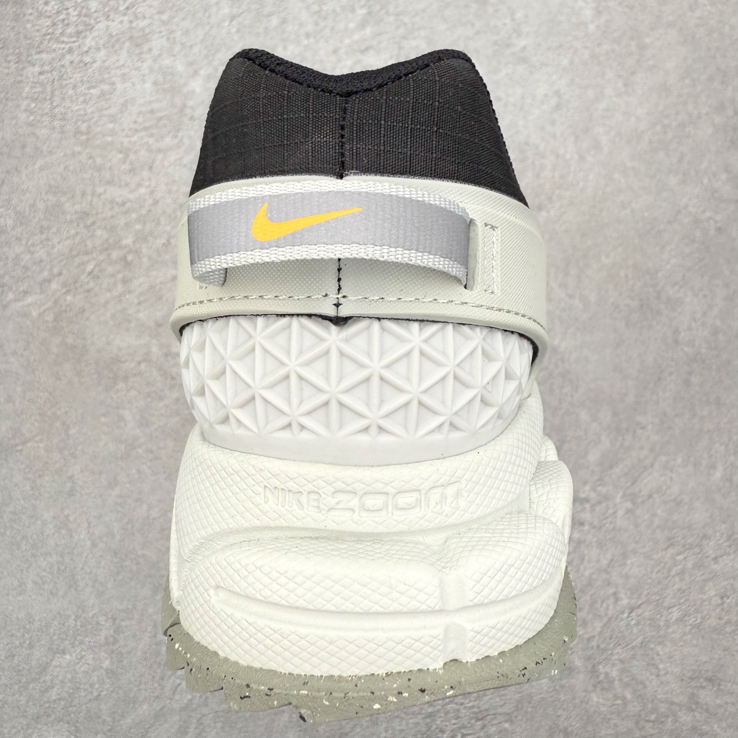 图片[8]-NK Zoom Vomero 5 Roam 佛莫罗5代徒步版系列经典复古增高厚底休闲运动慢跑鞋 HQ2181-004 Vomero Roam「漫游鞋」舒适性典范 工学拒水鞋面+ Air Zoom缓震配置无惧雨水 不受天气左右 助你灵活迈步 再加上厚实衬里和橡胶挡泥片 有效御寒不厚重 雨天照样利落出街 中性色调搭配简洁织物 打造百搭属性低调出街or高调亮相 都看你的男女同款不同色 轻松get多元风格 尺码：36 36.5 37.5 38 38.5 39 40 40.5 41 42 42.5 43 44 44.5 45-选品中心