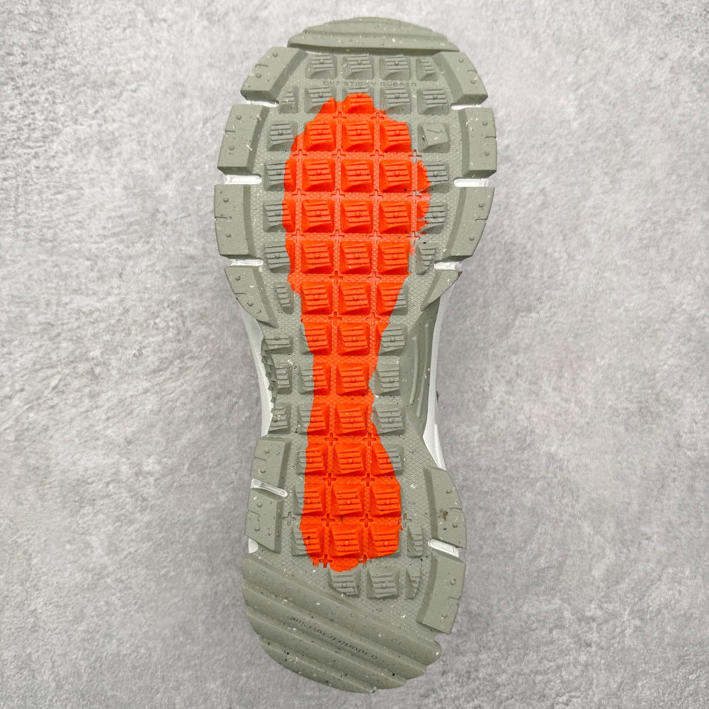 图片[9]-NK Zoom Vomero 5 Roam 佛莫罗5代徒步版系列经典复古增高厚底休闲运动慢跑鞋 HQ2181-004 Vomero Roam「漫游鞋」舒适性典范 工学拒水鞋面+ Air Zoom缓震配置无惧雨水 不受天气左右 助你灵活迈步 再加上厚实衬里和橡胶挡泥片 有效御寒不厚重 雨天照样利落出街 中性色调搭配简洁织物 打造百搭属性低调出街or高调亮相 都看你的男女同款不同色 轻松get多元风格 尺码：36 36.5 37.5 38 38.5 39 40 40.5 41 42 42.5 43 44 44.5 45-选品中心