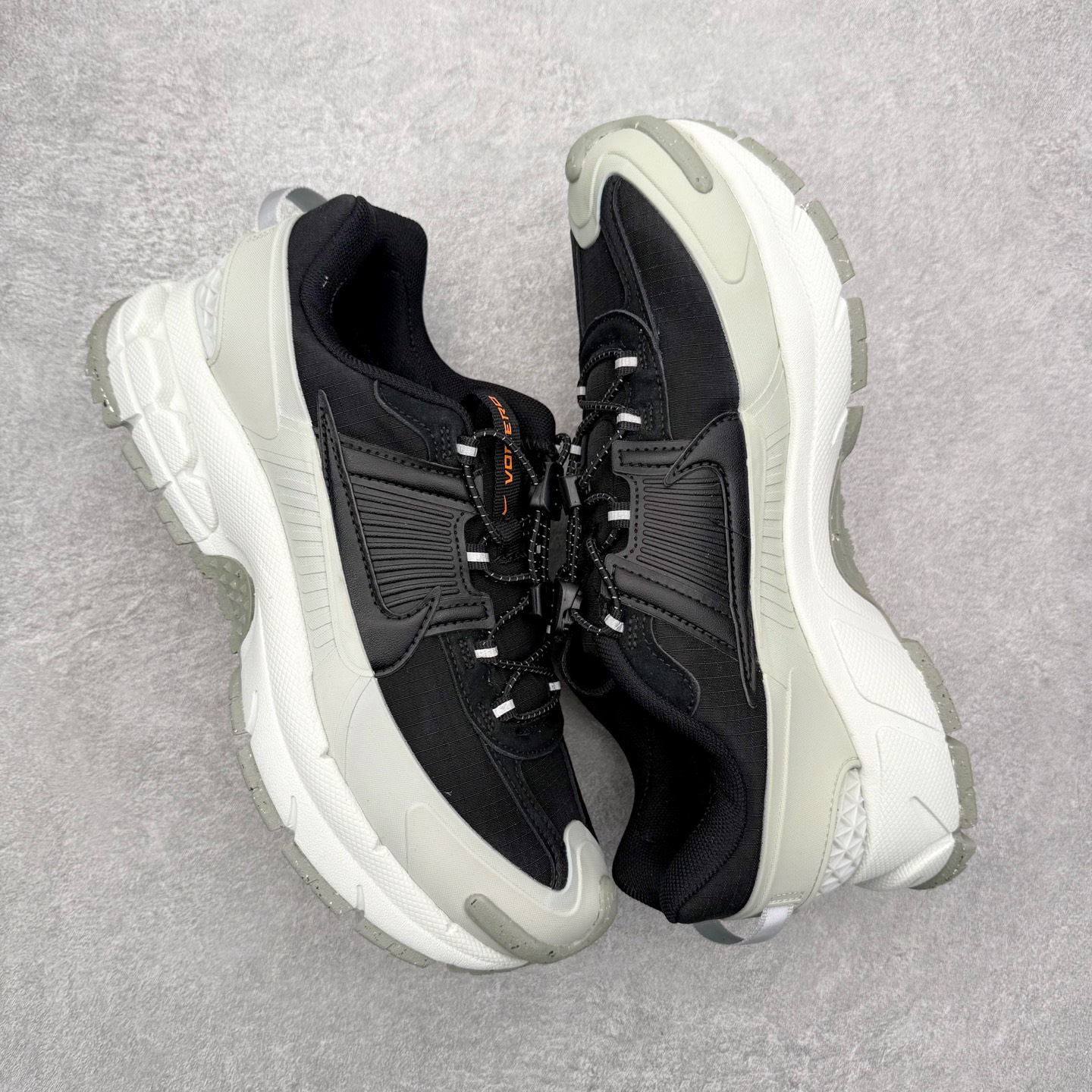 图片[3]-NK Zoom Vomero 5 Roam 佛莫罗5代徒步版系列经典复古增高厚底休闲运动慢跑鞋 HQ2181-004 Vomero Roam「漫游鞋」舒适性典范 工学拒水鞋面+ Air Zoom缓震配置无惧雨水 不受天气左右 助你灵活迈步 再加上厚实衬里和橡胶挡泥片 有效御寒不厚重 雨天照样利落出街 中性色调搭配简洁织物 打造百搭属性低调出街or高调亮相 都看你的男女同款不同色 轻松get多元风格 尺码：36 36.5 37.5 38 38.5 39 40 40.5 41 42 42.5 43 44 44.5 45-选品中心