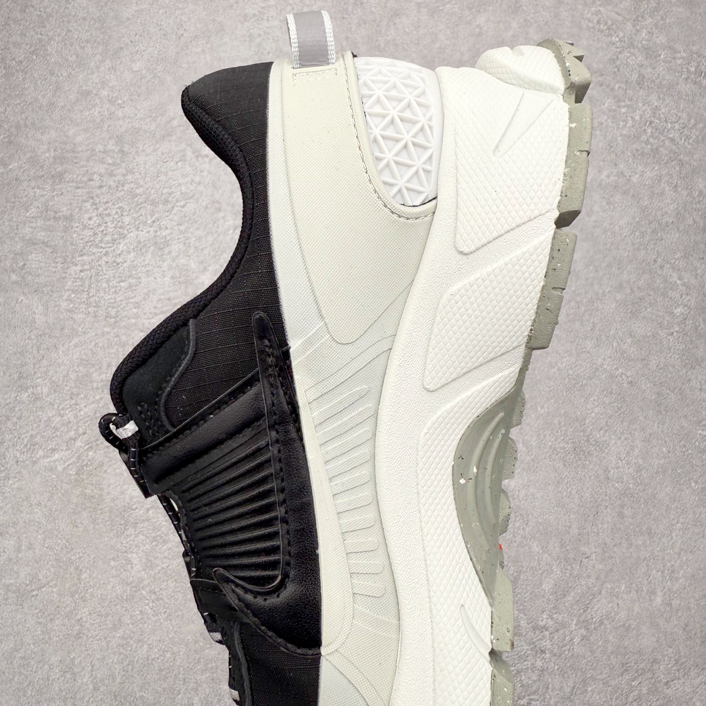 图片[7]-NK Zoom Vomero 5 Roam 佛莫罗5代徒步版系列经典复古增高厚底休闲运动慢跑鞋 HQ2181-004 Vomero Roam「漫游鞋」舒适性典范 工学拒水鞋面+ Air Zoom缓震配置无惧雨水 不受天气左右 助你灵活迈步 再加上厚实衬里和橡胶挡泥片 有效御寒不厚重 雨天照样利落出街 中性色调搭配简洁织物 打造百搭属性低调出街or高调亮相 都看你的男女同款不同色 轻松get多元风格 尺码：36 36.5 37.5 38 38.5 39 40 40.5 41 42 42.5 43 44 44.5 45-选品中心