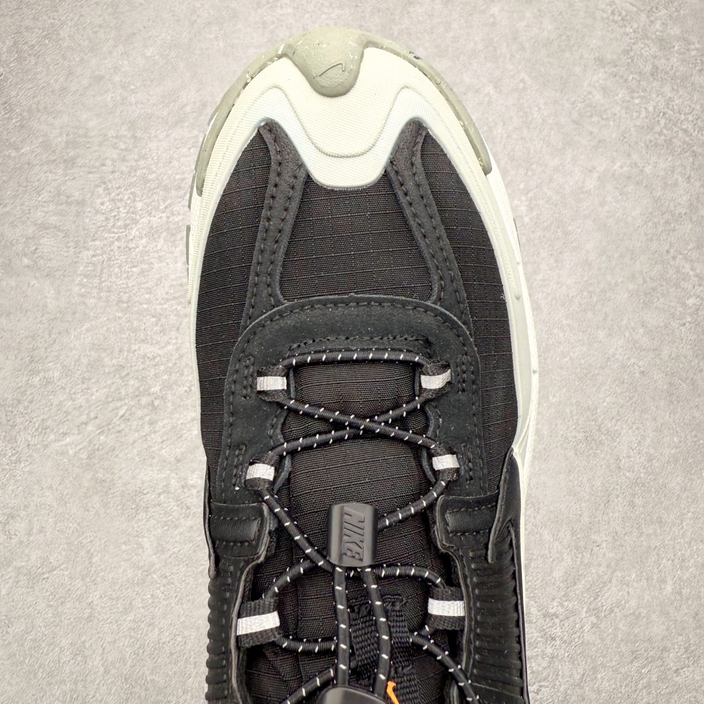 图片[4]-NK Zoom Vomero 5 Roam 佛莫罗5代徒步版系列经典复古增高厚底休闲运动慢跑鞋 HQ2181-004 Vomero Roam「漫游鞋」舒适性典范 工学拒水鞋面+ Air Zoom缓震配置无惧雨水 不受天气左右 助你灵活迈步 再加上厚实衬里和橡胶挡泥片 有效御寒不厚重 雨天照样利落出街 中性色调搭配简洁织物 打造百搭属性低调出街or高调亮相 都看你的男女同款不同色 轻松get多元风格 尺码：36 36.5 37.5 38 38.5 39 40 40.5 41 42 42.5 43 44 44.5 45-选品中心