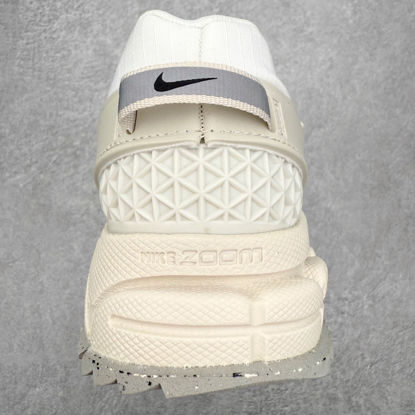 图片[8]-NK Zoom Vomero 5 Roam 佛莫罗5代徒步版系列经典复古增高厚底休闲运动慢跑鞋 HQ2181-004 Vomero Roam「漫游鞋」舒适性典范 工学拒水鞋面+ Air Zoom缓震配置无惧雨水 不受天气左右 助你灵活迈步 再加上厚实衬里和橡胶挡泥片 有效御寒不厚重 雨天照样利落出街 中性色调搭配简洁织物 打造百搭属性低调出街or高调亮相 都看你的男女同款不同色 轻松get多元风格 尺码：36 36.5 37.5 38 38.5 39 40 40.5 41 42 42.5 43 44 44.5 45-选品中心