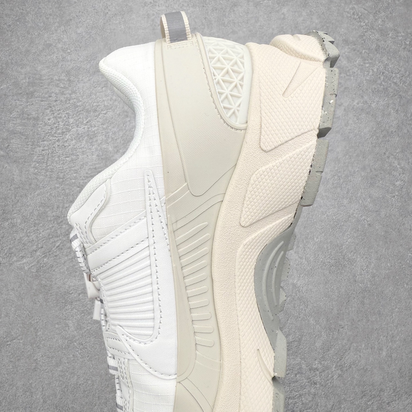 图片[7]-NK Zoom Vomero 5 Roam 佛莫罗5代徒步版系列经典复古增高厚底休闲运动慢跑鞋 HQ2181-004 Vomero Roam「漫游鞋」舒适性典范 工学拒水鞋面+ Air Zoom缓震配置无惧雨水 不受天气左右 助你灵活迈步 再加上厚实衬里和橡胶挡泥片 有效御寒不厚重 雨天照样利落出街 中性色调搭配简洁织物 打造百搭属性低调出街or高调亮相 都看你的男女同款不同色 轻松get多元风格 尺码：36 36.5 37.5 38 38.5 39 40 40.5 41 42 42.5 43 44 44.5 45-选品中心