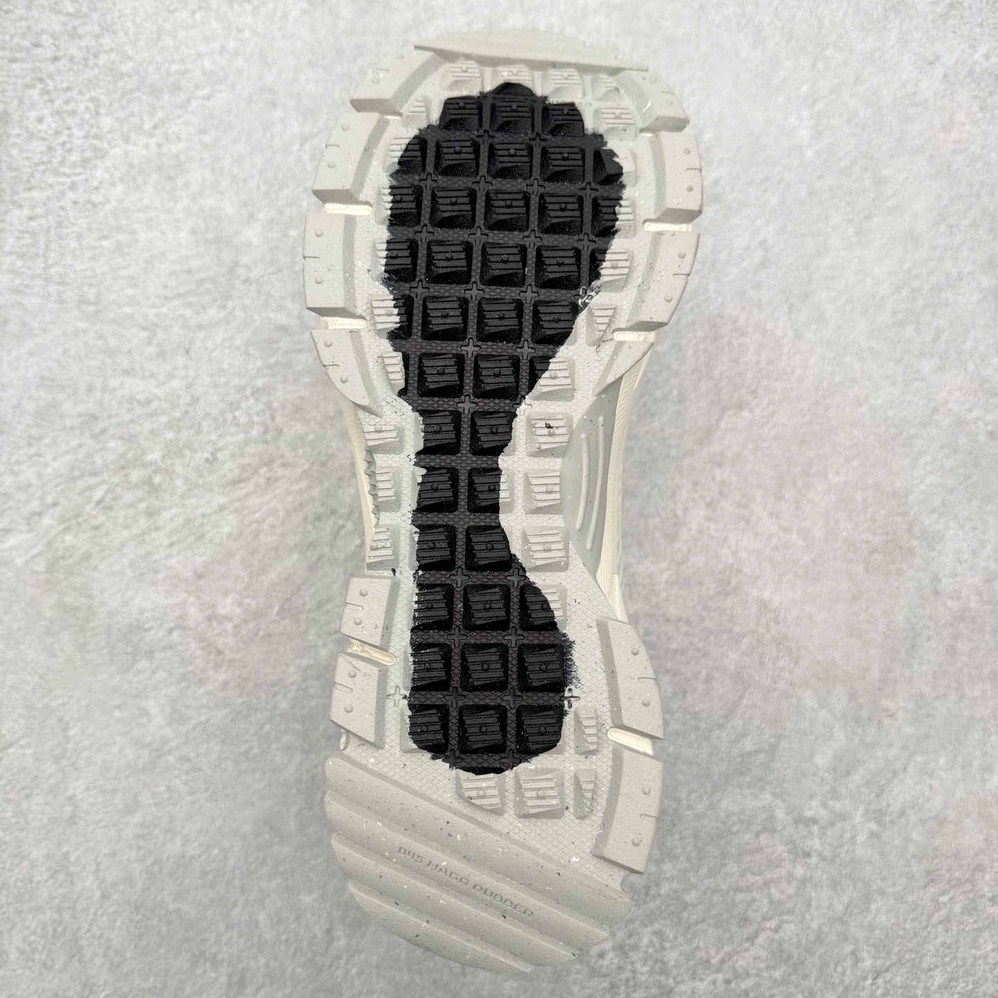 图片[9]-NK Zoom Vomero 5 Roam 佛莫罗5代徒步版系列经典复古增高厚底休闲运动慢跑鞋 HQ2181-004 Vomero Roam「漫游鞋」舒适性典范 工学拒水鞋面+ Air Zoom缓震配置无惧雨水 不受天气左右 助你灵活迈步 再加上厚实衬里和橡胶挡泥片 有效御寒不厚重 雨天照样利落出街 中性色调搭配简洁织物 打造百搭属性低调出街or高调亮相 都看你的男女同款不同色 轻松get多元风格 尺码：36 36.5 37.5 38 38.5 39 40 40.5 41 42 42.5 43 44 44.5 45-选品中心