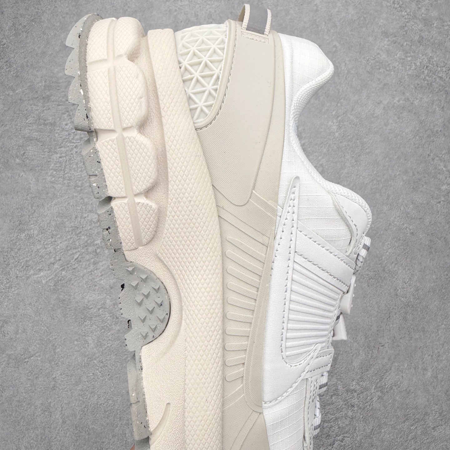 图片[6]-NK Zoom Vomero 5 Roam 佛莫罗5代徒步版系列经典复古增高厚底休闲运动慢跑鞋 HQ2181-004 Vomero Roam「漫游鞋」舒适性典范 工学拒水鞋面+ Air Zoom缓震配置无惧雨水 不受天气左右 助你灵活迈步 再加上厚实衬里和橡胶挡泥片 有效御寒不厚重 雨天照样利落出街 中性色调搭配简洁织物 打造百搭属性低调出街or高调亮相 都看你的男女同款不同色 轻松get多元风格 尺码：36 36.5 37.5 38 38.5 39 40 40.5 41 42 42.5 43 44 44.5 45-选品中心