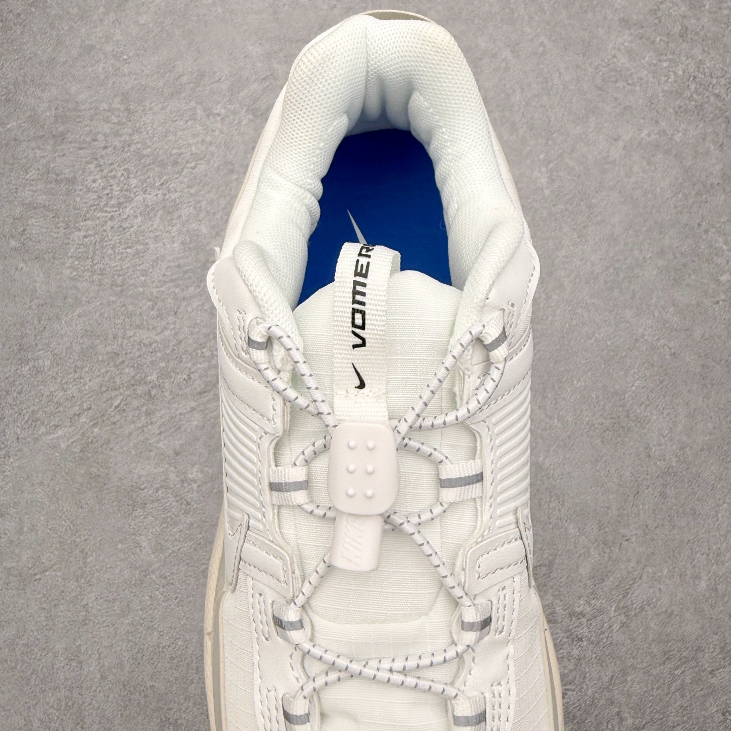 图片[5]-NK Zoom Vomero 5 Roam 佛莫罗5代徒步版系列经典复古增高厚底休闲运动慢跑鞋 HQ2181-004 Vomero Roam「漫游鞋」舒适性典范 工学拒水鞋面+ Air Zoom缓震配置无惧雨水 不受天气左右 助你灵活迈步 再加上厚实衬里和橡胶挡泥片 有效御寒不厚重 雨天照样利落出街 中性色调搭配简洁织物 打造百搭属性低调出街or高调亮相 都看你的男女同款不同色 轻松get多元风格 尺码：36 36.5 37.5 38 38.5 39 40 40.5 41 42 42.5 43 44 44.5 45-选品中心