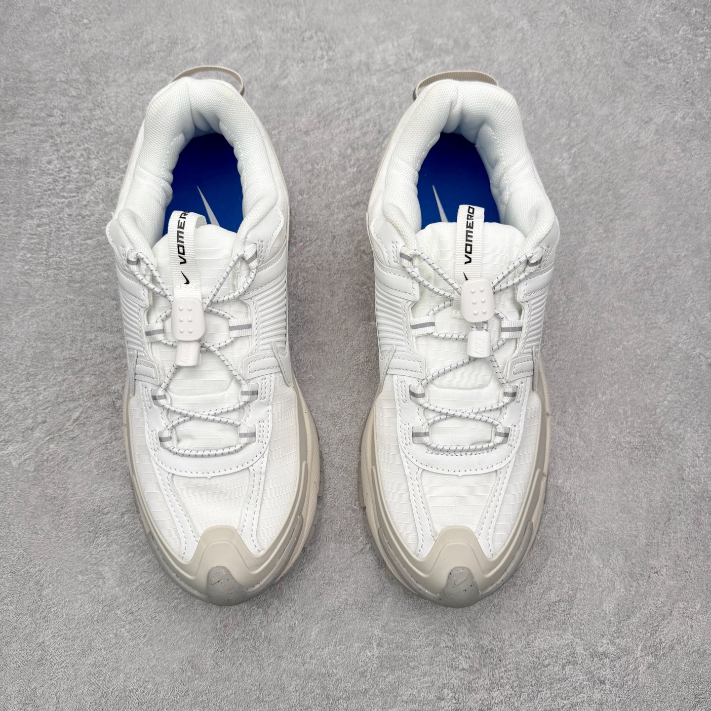 图片[2]-NK Zoom Vomero 5 Roam 佛莫罗5代徒步版系列经典复古增高厚底休闲运动慢跑鞋 HQ2181-004 Vomero Roam「漫游鞋」舒适性典范 工学拒水鞋面+ Air Zoom缓震配置无惧雨水 不受天气左右 助你灵活迈步 再加上厚实衬里和橡胶挡泥片 有效御寒不厚重 雨天照样利落出街 中性色调搭配简洁织物 打造百搭属性低调出街or高调亮相 都看你的男女同款不同色 轻松get多元风格 尺码：36 36.5 37.5 38 38.5 39 40 40.5 41 42 42.5 43 44 44.5 45-选品中心