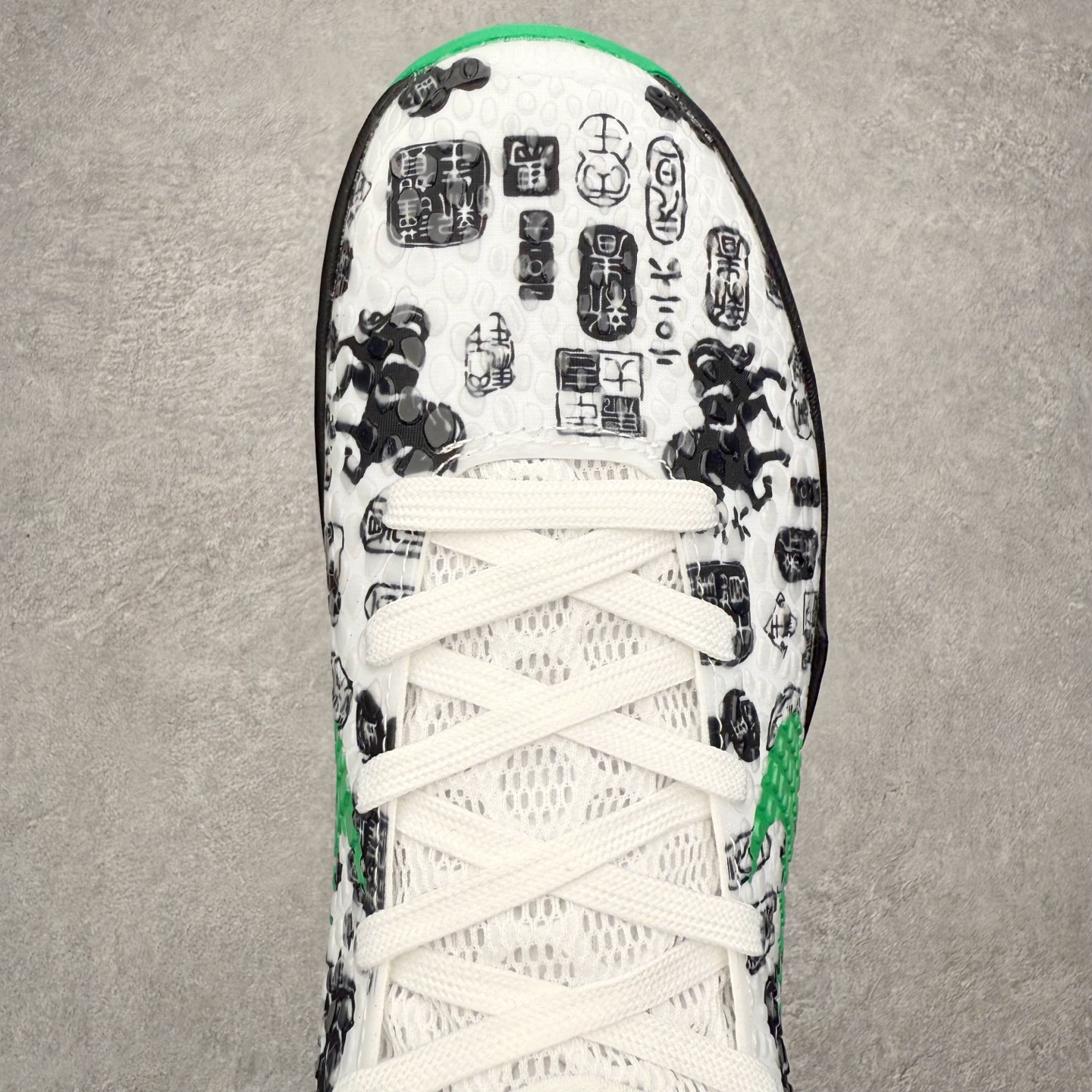 图片[4]-NK Zoom Kobe 6 Protro 科比六代实战篮球鞋 马年定制CYN配色 Eric Avar 这一次在设计中将轻盈发挥到了极致 鞋面采用了更加轻盈、更加强韧的创新的Flywire 2.0技术 球鞋重量更加轻质 重量仅为10.6盎司 内靴设计也使得穿着更加舒适 中底的配置则依日是可靠的zoom气垫和碳板的搭配 外底有个小细节令人十分喜欢 将纹路做成了心电图状 寓意科比对于篮球的喜爱 尺码：40 40.5 41 42 42.5 43 44 44.5 45 46-选品中心