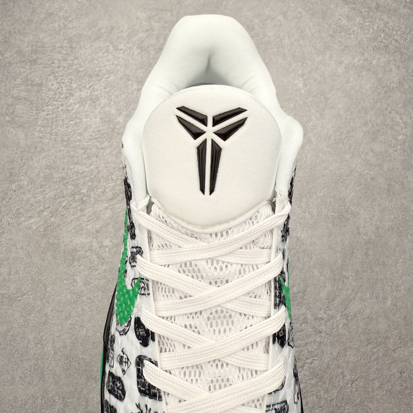 图片[5]-NK Zoom Kobe 6 Protro 科比六代实战篮球鞋 马年定制CYN配色 Eric Avar 这一次在设计中将轻盈发挥到了极致 鞋面采用了更加轻盈、更加强韧的创新的Flywire 2.0技术 球鞋重量更加轻质 重量仅为10.6盎司 内靴设计也使得穿着更加舒适 中底的配置则依日是可靠的zoom气垫和碳板的搭配 外底有个小细节令人十分喜欢 将纹路做成了心电图状 寓意科比对于篮球的喜爱 尺码：40 40.5 41 42 42.5 43 44 44.5 45 46-选品中心