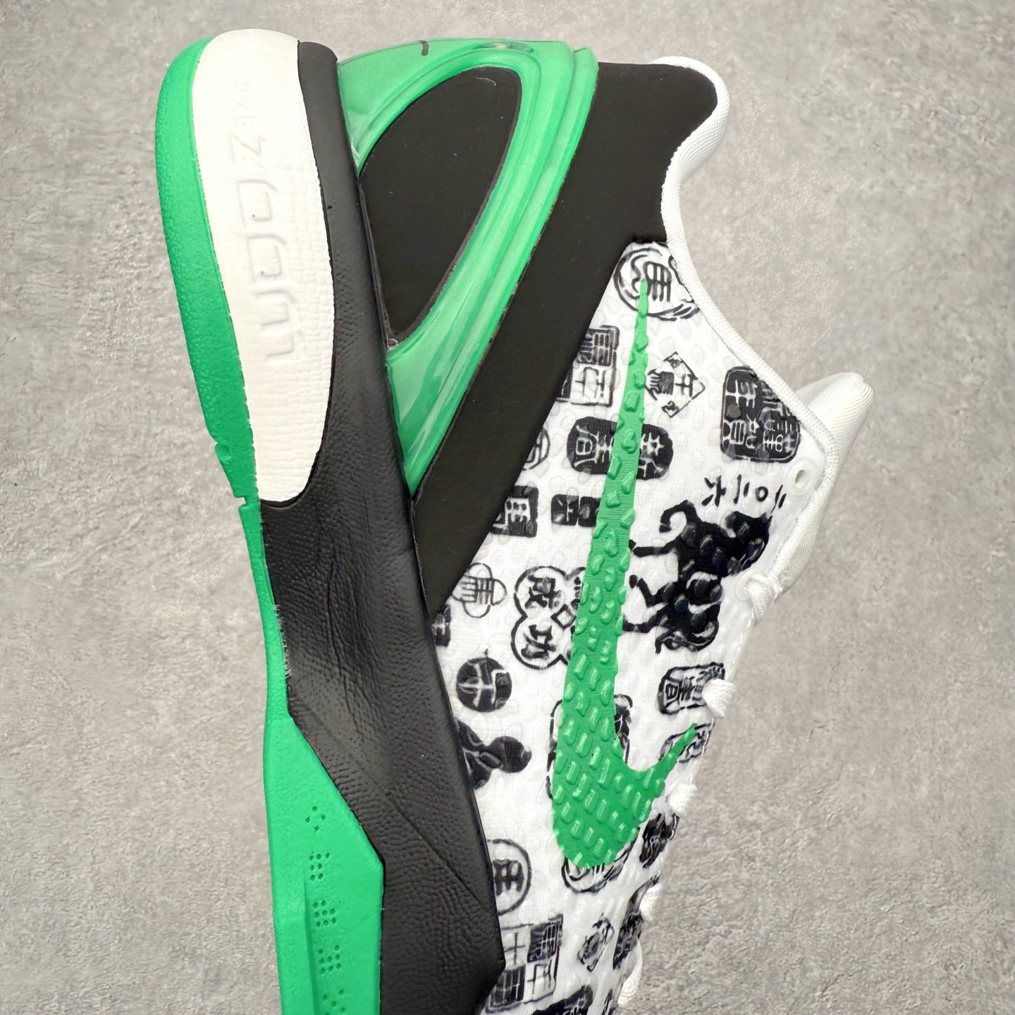 图片[6]-NK Zoom Kobe 6 Protro 科比六代实战篮球鞋 马年定制CYN配色 Eric Avar 这一次在设计中将轻盈发挥到了极致 鞋面采用了更加轻盈、更加强韧的创新的Flywire 2.0技术 球鞋重量更加轻质 重量仅为10.6盎司 内靴设计也使得穿着更加舒适 中底的配置则依日是可靠的zoom气垫和碳板的搭配 外底有个小细节令人十分喜欢 将纹路做成了心电图状 寓意科比对于篮球的喜爱 尺码：40 40.5 41 42 42.5 43 44 44.5 45 46-选品中心