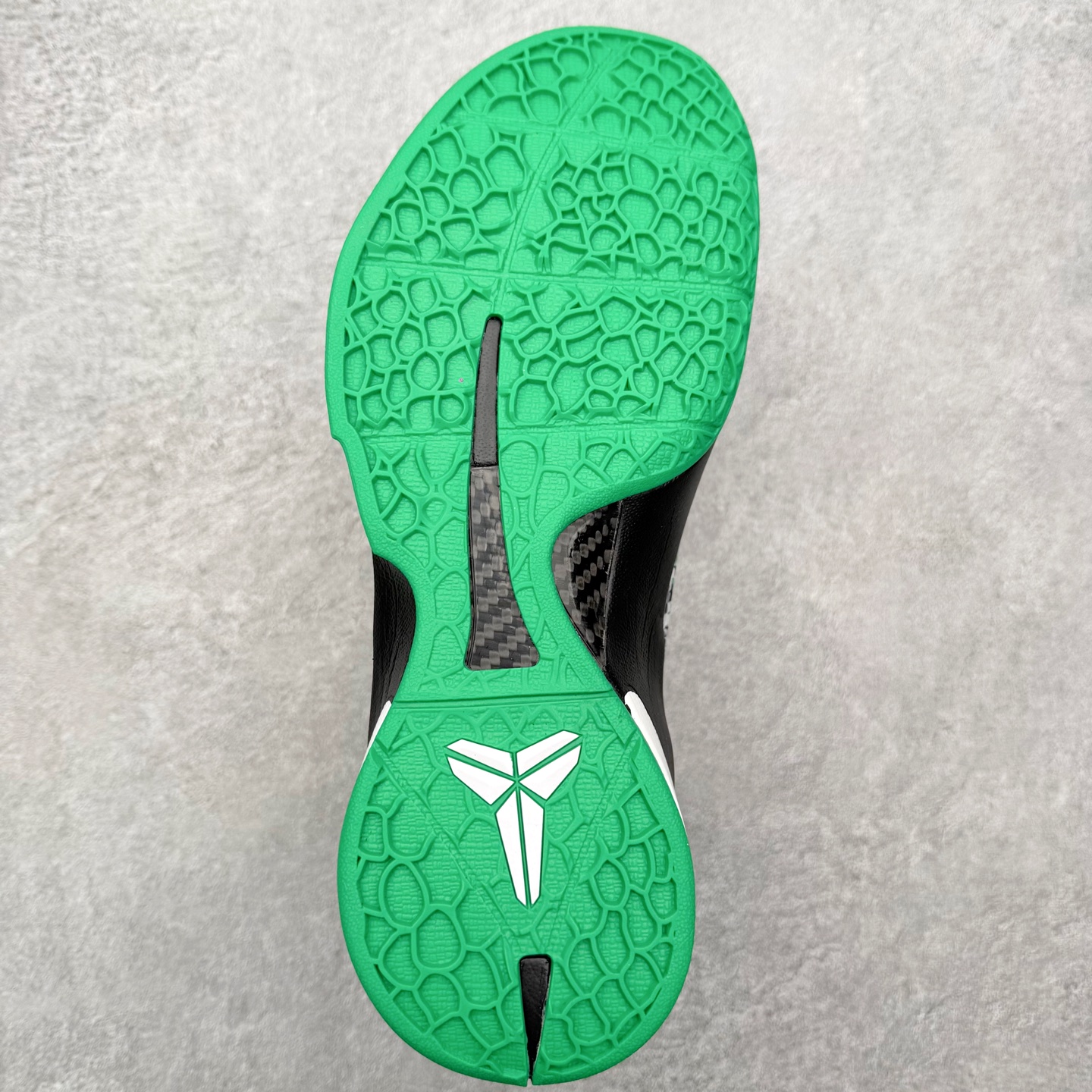 图片[9]-NK Zoom Kobe 6 Protro 科比六代实战篮球鞋 马年定制CYN配色 Eric Avar 这一次在设计中将轻盈发挥到了极致 鞋面采用了更加轻盈、更加强韧的创新的Flywire 2.0技术 球鞋重量更加轻质 重量仅为10.6盎司 内靴设计也使得穿着更加舒适 中底的配置则依日是可靠的zoom气垫和碳板的搭配 外底有个小细节令人十分喜欢 将纹路做成了心电图状 寓意科比对于篮球的喜爱 尺码：40 40.5 41 42 42.5 43 44 44.5 45 46-选品中心