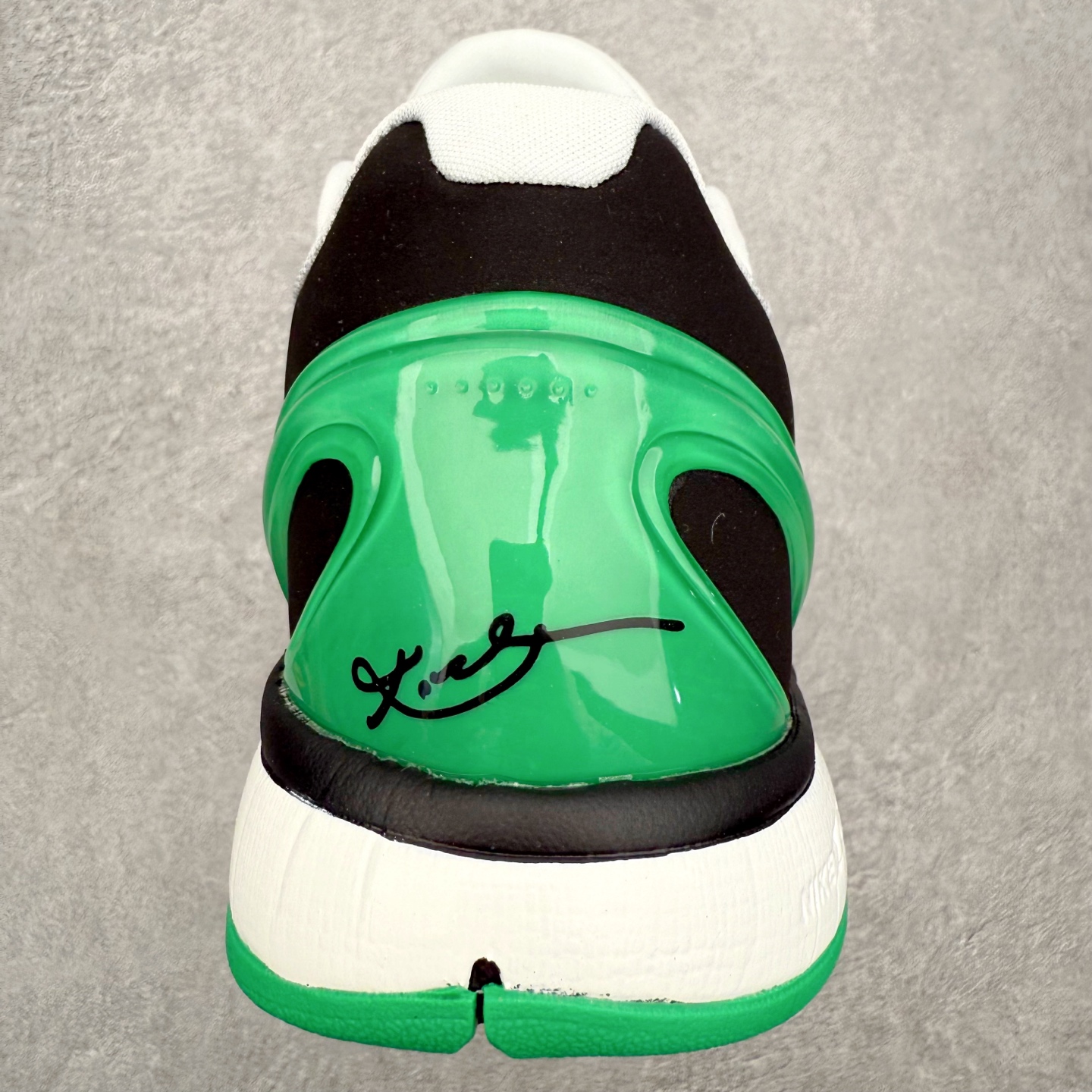 图片[8]-NK Zoom Kobe 6 Protro 科比六代实战篮球鞋 马年定制CYN配色 Eric Avar 这一次在设计中将轻盈发挥到了极致 鞋面采用了更加轻盈、更加强韧的创新的Flywire 2.0技术 球鞋重量更加轻质 重量仅为10.6盎司 内靴设计也使得穿着更加舒适 中底的配置则依日是可靠的zoom气垫和碳板的搭配 外底有个小细节令人十分喜欢 将纹路做成了心电图状 寓意科比对于篮球的喜爱 尺码：40 40.5 41 42 42.5 43 44 44.5 45 46-选品中心