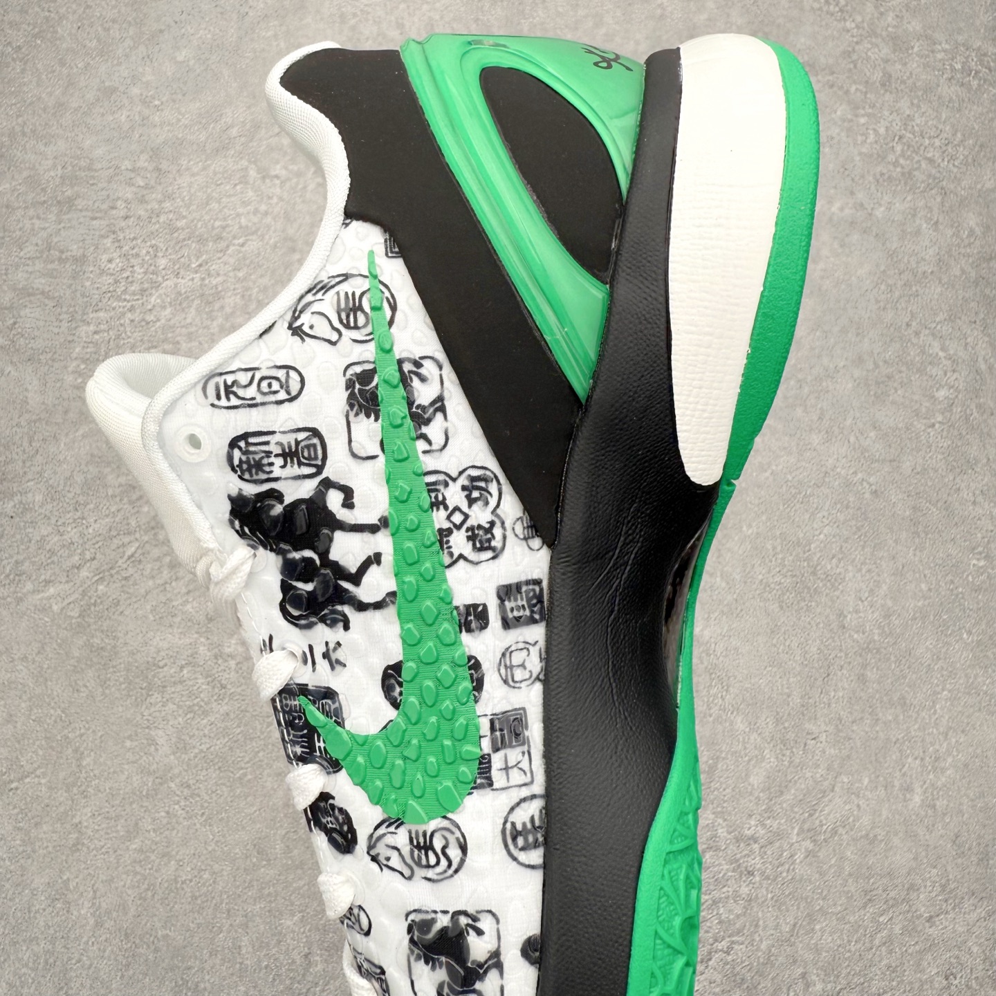 图片[7]-NK Zoom Kobe 6 Protro 科比六代实战篮球鞋 马年定制CYN配色 Eric Avar 这一次在设计中将轻盈发挥到了极致 鞋面采用了更加轻盈、更加强韧的创新的Flywire 2.0技术 球鞋重量更加轻质 重量仅为10.6盎司 内靴设计也使得穿着更加舒适 中底的配置则依日是可靠的zoom气垫和碳板的搭配 外底有个小细节令人十分喜欢 将纹路做成了心电图状 寓意科比对于篮球的喜爱 尺码：40 40.5 41 42 42.5 43 44 44.5 45 46-选品中心