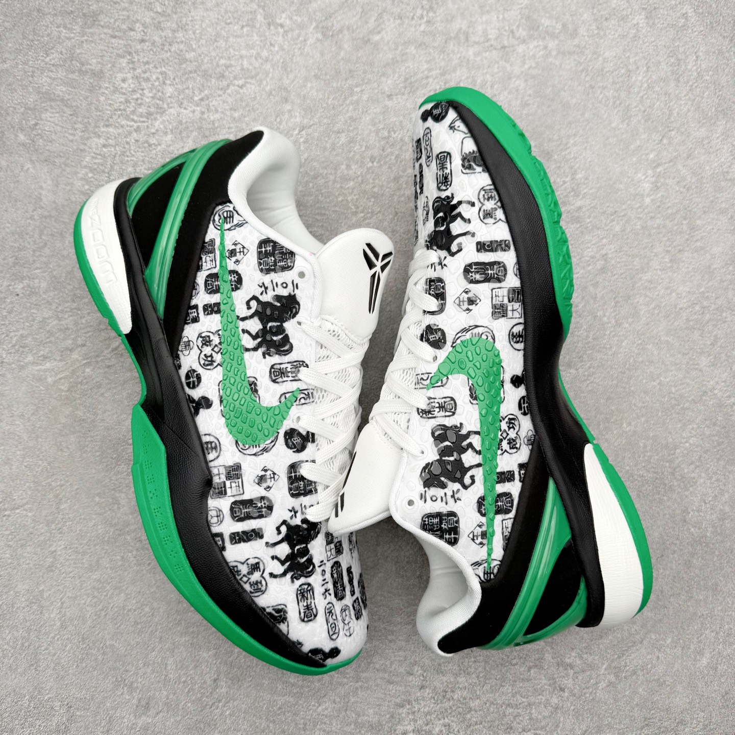 图片[3]-NK Zoom Kobe 6 Protro 科比六代实战篮球鞋 马年定制CYN配色 Eric Avar 这一次在设计中将轻盈发挥到了极致 鞋面采用了更加轻盈、更加强韧的创新的Flywire 2.0技术 球鞋重量更加轻质 重量仅为10.6盎司 内靴设计也使得穿着更加舒适 中底的配置则依日是可靠的zoom气垫和碳板的搭配 外底有个小细节令人十分喜欢 将纹路做成了心电图状 寓意科比对于篮球的喜爱 尺码：40 40.5 41 42 42.5 43 44 44.5 45 46-选品中心