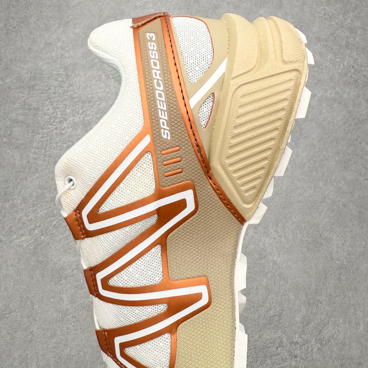 图片[8]-SALOMON 萨洛蒙 Speedcross 3 舒适轻盈减震包裹性支撑耐磨轻便低帮生活休闲鞋 男女同款 SALOMON诞生于1947年的法国阿尔卑斯山区，全球知名的户外运动品牌。一直致力于推动滑雪、越野跑等山地运动的发展及产品的进步。其产品设计致力于追求创新和发掘产品的性能极限，帮助喜欢自由的人在山地间不断挑战自我。实拍调校N版已经零色差零失真 百分百还原实物色彩所见即所得 不存在货不对板色差等低级问题 选购参考实物拍摄 不混卖不参货 只用心做好货严格选品 承诺混一赔十 尺码：36 36.5 37.5 38 38.5 39 40 40.5 41 42 42.5 43 44 44.5 45-选品中心