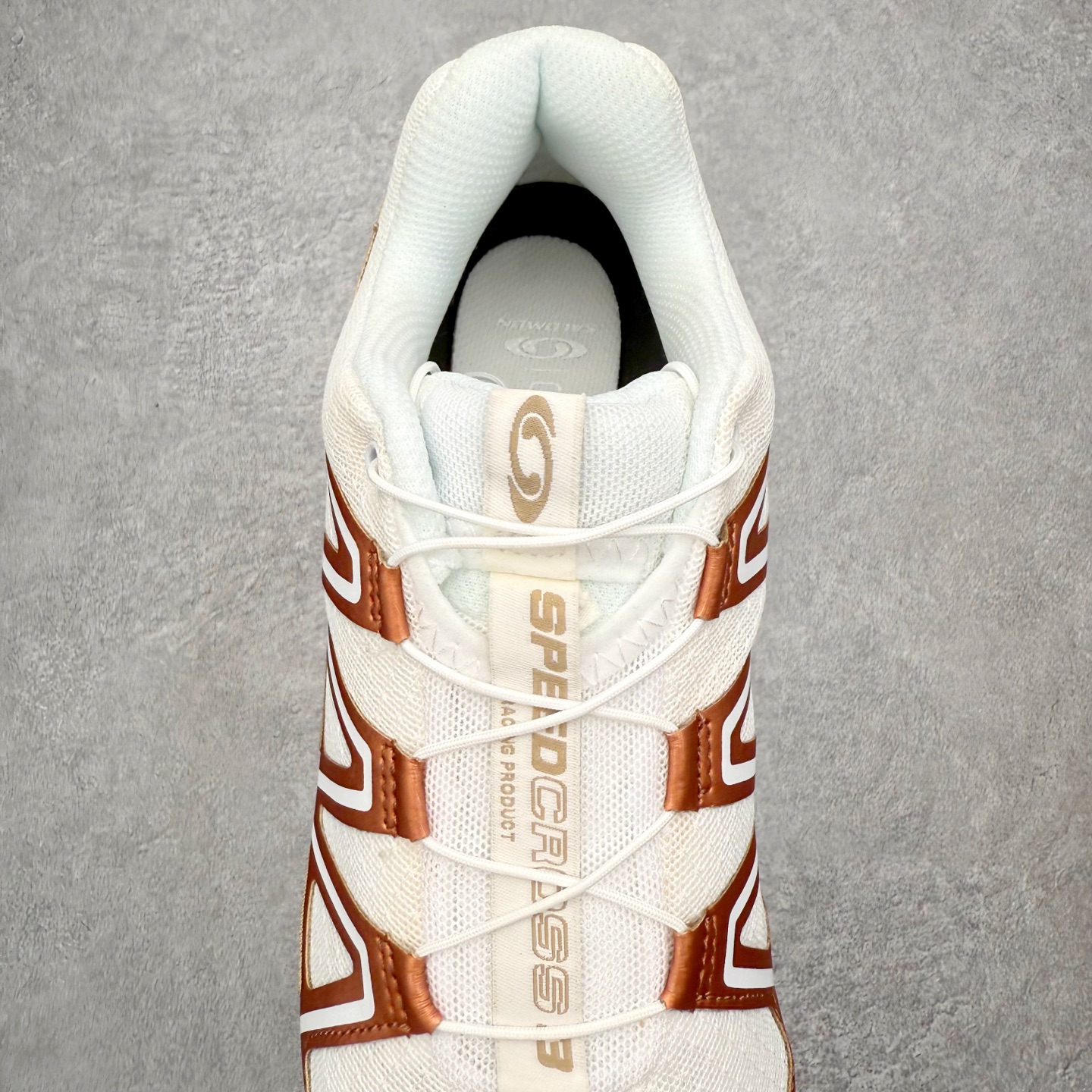 图片[5]-SALOMON 萨洛蒙 Speedcross 3 舒适轻盈减震包裹性支撑耐磨轻便低帮生活休闲鞋 男女同款 SALOMON诞生于1947年的法国阿尔卑斯山区，全球知名的户外运动品牌。一直致力于推动滑雪、越野跑等山地运动的发展及产品的进步。其产品设计致力于追求创新和发掘产品的性能极限，帮助喜欢自由的人在山地间不断挑战自我。实拍调校N版已经零色差零失真 百分百还原实物色彩所见即所得 不存在货不对板色差等低级问题 选购参考实物拍摄 不混卖不参货 只用心做好货严格选品 承诺混一赔十 尺码：36 36.5 37.5 38 38.5 39 40 40.5 41 42 42.5 43 44 44.5 45-选品中心