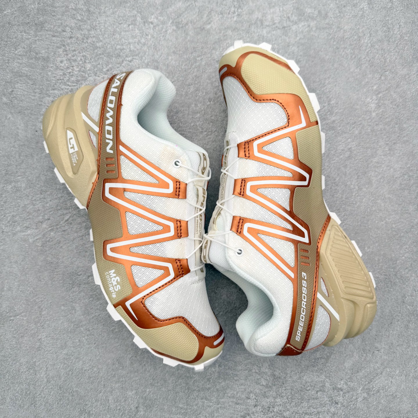 图片[3]-SALOMON 萨洛蒙 Speedcross 3 舒适轻盈减震包裹性支撑耐磨轻便低帮生活休闲鞋 男女同款 SALOMON诞生于1947年的法国阿尔卑斯山区，全球知名的户外运动品牌。一直致力于推动滑雪、越野跑等山地运动的发展及产品的进步。其产品设计致力于追求创新和发掘产品的性能极限，帮助喜欢自由的人在山地间不断挑战自我。实拍调校N版已经零色差零失真 百分百还原实物色彩所见即所得 不存在货不对板色差等低级问题 选购参考实物拍摄 不混卖不参货 只用心做好货严格选品 承诺混一赔十 尺码：36 36.5 37.5 38 38.5 39 40 40.5 41 42 42.5 43 44 44.5 45-选品中心