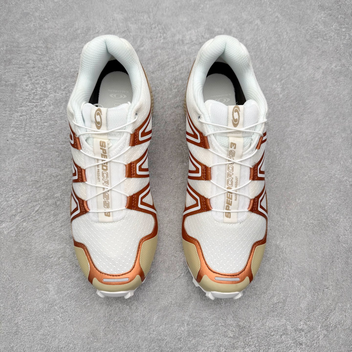 图片[2]-SALOMON 萨洛蒙 Speedcross 3 舒适轻盈减震包裹性支撑耐磨轻便低帮生活休闲鞋 男女同款 SALOMON诞生于1947年的法国阿尔卑斯山区，全球知名的户外运动品牌。一直致力于推动滑雪、越野跑等山地运动的发展及产品的进步。其产品设计致力于追求创新和发掘产品的性能极限，帮助喜欢自由的人在山地间不断挑战自我。实拍调校N版已经零色差零失真 百分百还原实物色彩所见即所得 不存在货不对板色差等低级问题 选购参考实物拍摄 不混卖不参货 只用心做好货严格选品 承诺混一赔十 尺码：36 36.5 37.5 38 38.5 39 40 40.5 41 42 42.5 43 44 44.5 45-选品中心