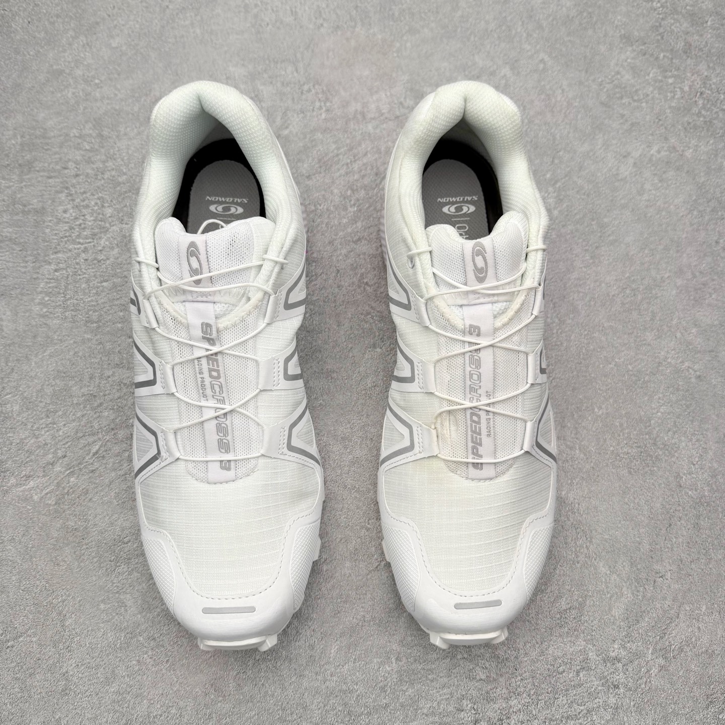 图片[2]-SALOMON 萨洛蒙 Speedcross 3 舒适轻盈减震包裹性支撑耐磨轻便低帮生活休闲鞋 男女同款 SALOMON诞生于1947年的法国阿尔卑斯山区，全球知名的户外运动品牌。一直致力于推动滑雪、越野跑等山地运动的发展及产品的进步。其产品设计致力于追求创新和发掘产品的性能极限，帮助喜欢自由的人在山地间不断挑战自我。实拍调校N版已经零色差零失真 百分百还原实物色彩所见即所得 不存在货不对板色差等低级问题 选购参考实物拍摄 不混卖不参货 只用心做好货严格选品 承诺混一赔十 尺码：36 36.5 37.5 38 38.5 39 40 40.5 41 42 42.5 43 44 44.5 45-选品中心