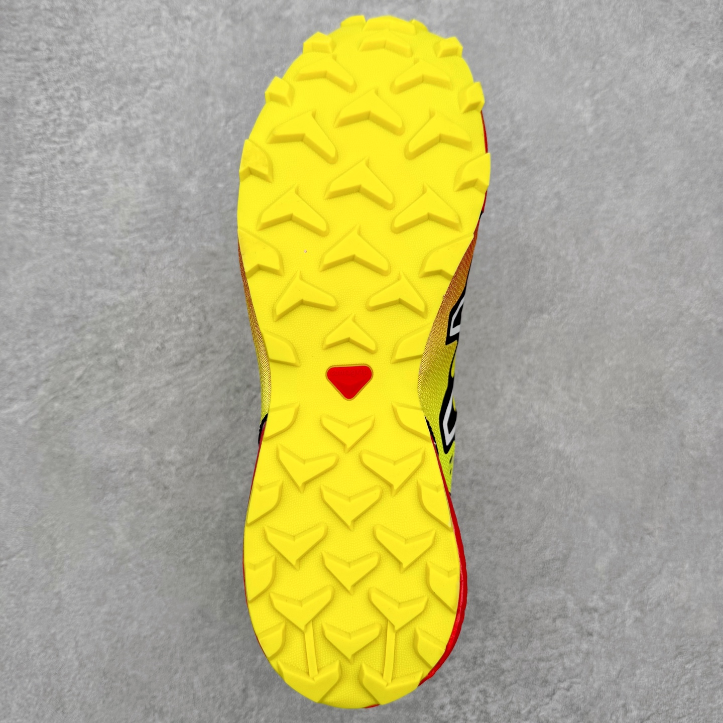 图片[9]-SALOMON 萨洛蒙 Speedcross 3 舒适轻盈减震包裹性支撑耐磨轻便低帮生活休闲鞋 男女同款 SALOMON诞生于1947年的法国阿尔卑斯山区，全球知名的户外运动品牌。一直致力于推动滑雪、越野跑等山地运动的发展及产品的进步。其产品设计致力于追求创新和发掘产品的性能极限，帮助喜欢自由的人在山地间不断挑战自我。实拍调校N版已经零色差零失真 百分百还原实物色彩所见即所得 不存在货不对板色差等低级问题 选购参考实物拍摄 不混卖不参货 只用心做好货严格选品 承诺混一赔十 尺码：36 36.5 37.5 38 38.5 39 40 40.5 41 42 42.5 43 44 44.5 45-选品中心