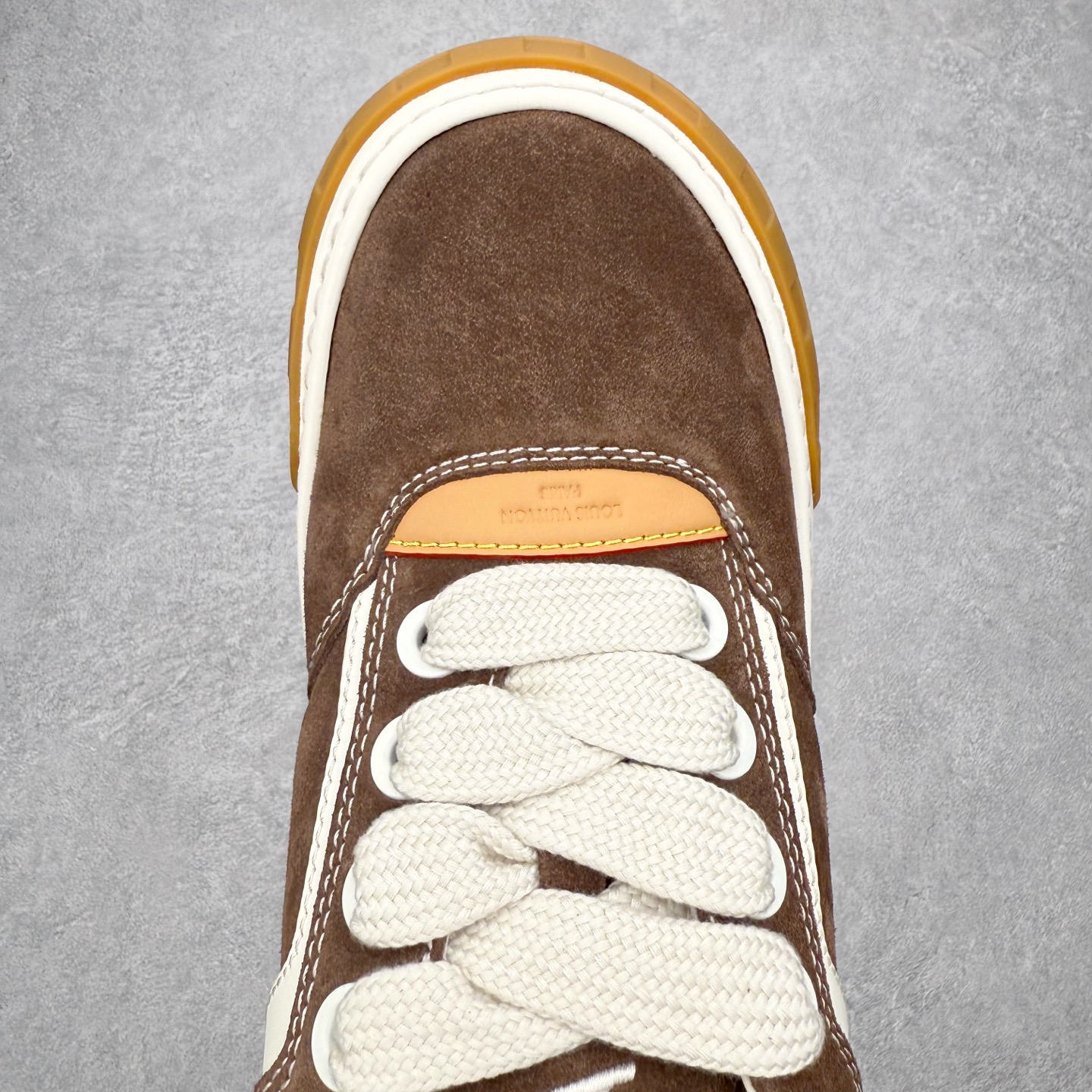 图片[4]-＃GD广顶 路易威登LOUIS VUITTON lv Tilted Low Sneakers 倾斜系列低帮复古休闲运动文化百搭板鞋 Louis Vuitton，法国路威酩轩集团-LVMH旗下品牌，著名奢侈品箱包和皮具品牌，百余年的传奇经典，全球时尚旅行艺术的精致象征。印有“LV”标志这一独特图案的交织字母帆布包，伴随着丰富的传奇色彩和雅典的设计而成为时尚之经典。延续至今，不论后来延伸出来的皮件、丝巾或手表、笔、服装，都是以崇尚精致、品质、舒适的“旅行哲学”，作为设计理念。尺码：39 40 41 42 43 44 45-选品中心