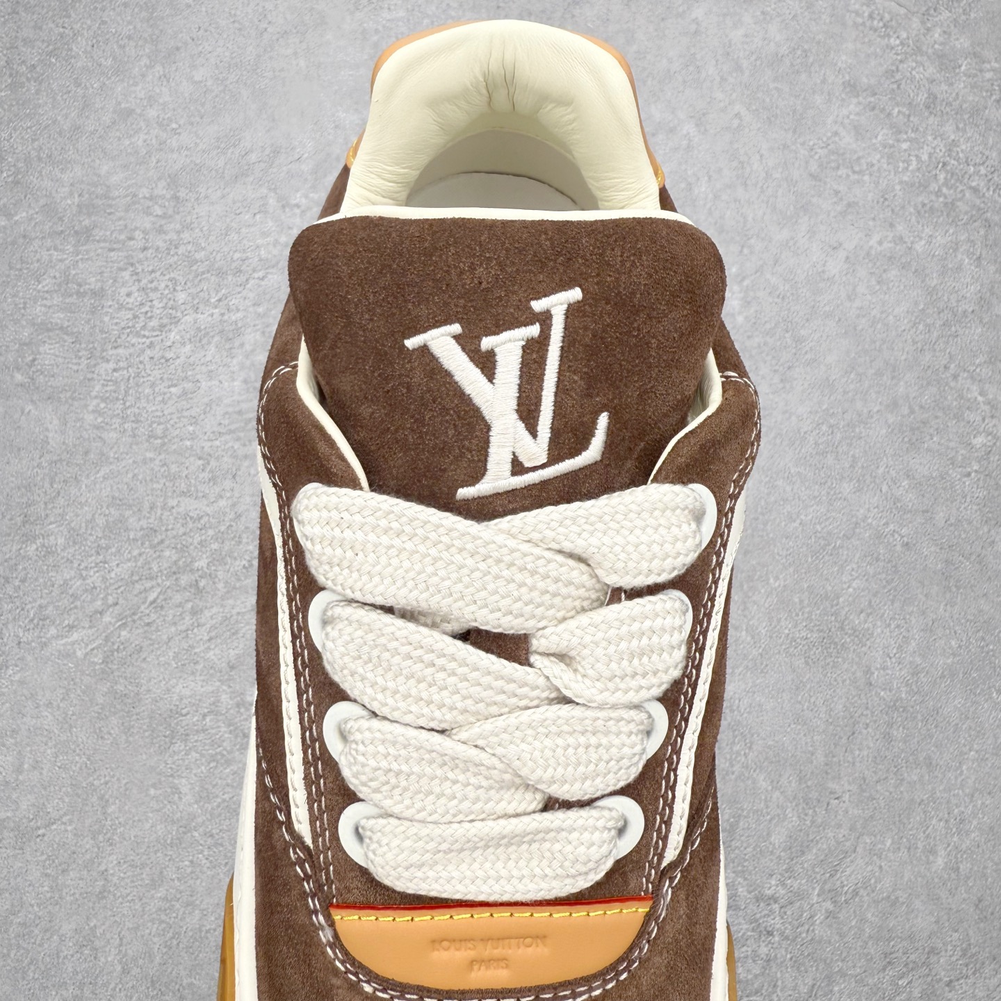 图片[5]-＃GD广顶 路易威登LOUIS VUITTON lv Tilted Low Sneakers 倾斜系列低帮复古休闲运动文化百搭板鞋 Louis Vuitton，法国路威酩轩集团-LVMH旗下品牌，著名奢侈品箱包和皮具品牌，百余年的传奇经典，全球时尚旅行艺术的精致象征。印有“LV”标志这一独特图案的交织字母帆布包，伴随着丰富的传奇色彩和雅典的设计而成为时尚之经典。延续至今，不论后来延伸出来的皮件、丝巾或手表、笔、服装，都是以崇尚精致、品质、舒适的“旅行哲学”，作为设计理念。尺码：39 40 41 42 43 44 45-选品中心