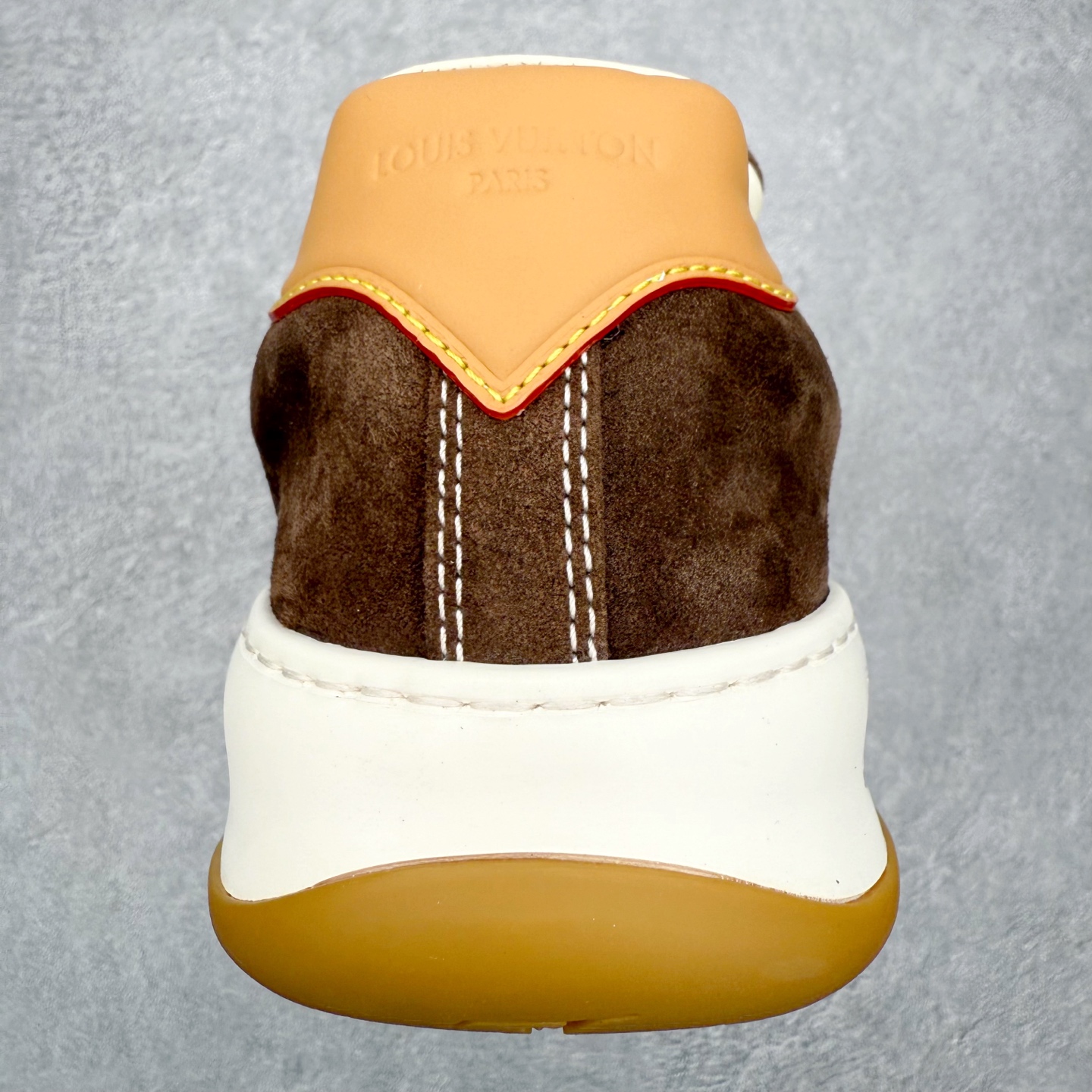 图片[8]-＃GD广顶 路易威登LOUIS VUITTON lv Tilted Low Sneakers 倾斜系列低帮复古休闲运动文化百搭板鞋 Louis Vuitton，法国路威酩轩集团-LVMH旗下品牌，著名奢侈品箱包和皮具品牌，百余年的传奇经典，全球时尚旅行艺术的精致象征。印有“LV”标志这一独特图案的交织字母帆布包，伴随着丰富的传奇色彩和雅典的设计而成为时尚之经典。延续至今，不论后来延伸出来的皮件、丝巾或手表、笔、服装，都是以崇尚精致、品质、舒适的“旅行哲学”，作为设计理念。尺码：39 40 41 42 43 44 45-选品中心