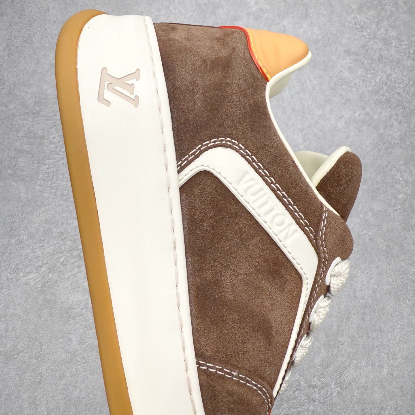 图片[6]-＃GD广顶 路易威登LOUIS VUITTON lv Tilted Low Sneakers 倾斜系列低帮复古休闲运动文化百搭板鞋 Louis Vuitton，法国路威酩轩集团-LVMH旗下品牌，著名奢侈品箱包和皮具品牌，百余年的传奇经典，全球时尚旅行艺术的精致象征。印有“LV”标志这一独特图案的交织字母帆布包，伴随着丰富的传奇色彩和雅典的设计而成为时尚之经典。延续至今，不论后来延伸出来的皮件、丝巾或手表、笔、服装，都是以崇尚精致、品质、舒适的“旅行哲学”，作为设计理念。尺码：39 40 41 42 43 44 45-选品中心