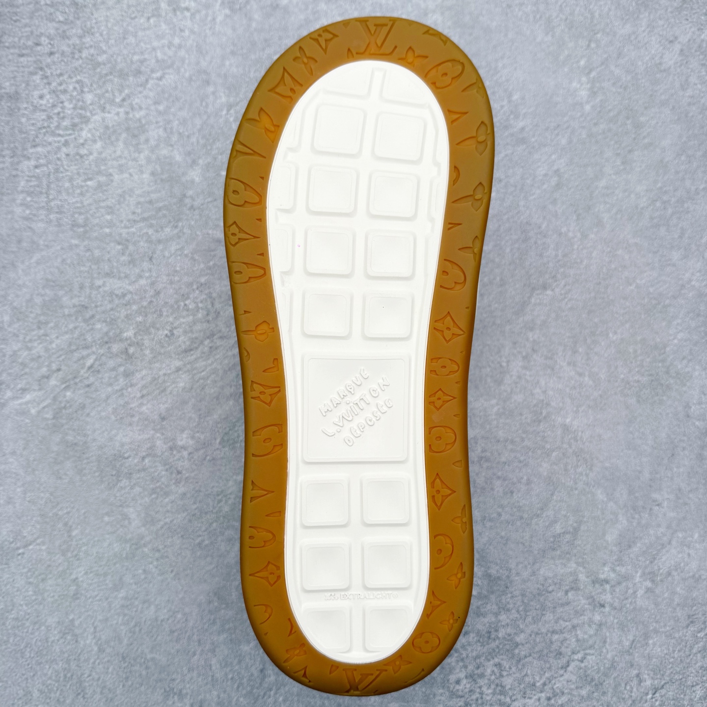 图片[9]-＃GD广顶 路易威登LOUIS VUITTON lv Tilted Low Sneakers 倾斜系列低帮复古休闲运动文化百搭板鞋 Louis Vuitton，法国路威酩轩集团-LVMH旗下品牌，著名奢侈品箱包和皮具品牌，百余年的传奇经典，全球时尚旅行艺术的精致象征。印有“LV”标志这一独特图案的交织字母帆布包，伴随着丰富的传奇色彩和雅典的设计而成为时尚之经典。延续至今，不论后来延伸出来的皮件、丝巾或手表、笔、服装，都是以崇尚精致、品质、舒适的“旅行哲学”，作为设计理念。尺码：39 40 41 42 43 44 45-选品中心