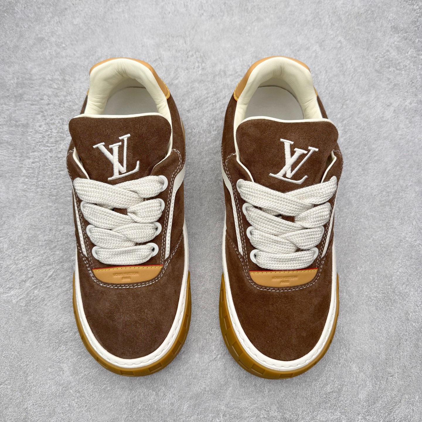 图片[2]-＃GD广顶 路易威登LOUIS VUITTON lv Tilted Low Sneakers 倾斜系列低帮复古休闲运动文化百搭板鞋 Louis Vuitton，法国路威酩轩集团-LVMH旗下品牌，著名奢侈品箱包和皮具品牌，百余年的传奇经典，全球时尚旅行艺术的精致象征。印有“LV”标志这一独特图案的交织字母帆布包，伴随着丰富的传奇色彩和雅典的设计而成为时尚之经典。延续至今，不论后来延伸出来的皮件、丝巾或手表、笔、服装，都是以崇尚精致、品质、舒适的“旅行哲学”，作为设计理念。尺码：39 40 41 42 43 44 45-选品中心