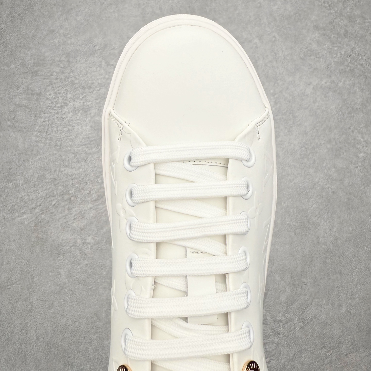 图片[4]-Louis Vuitton 路易威登 lv Time Out 低帮时尚运动板鞋 为舒软小牛皮革压印金属质感 Monogram 图案 再令 Louis 和vuitton 装饰点缀鞋带 与卢勒克斯金属线共同 释放莹泽光芒 搭配后部 Monogram帆布饰边和加厚胎面橡胶外底 鞋面胎牛皮和进口PVC制裁而成 高密度进口电脑车线工艺、经典LOGO跟PVC完美结合 原版大底开模 内里采用进口羊皮 超软皮内里+鞋垫 最新LV/路易威登 杨幂 关晓彤 官方等多明星网红同款 快手抖音等多平台热推 尺码：35 36 37 38 39 40 41 42 43 44-选品中心