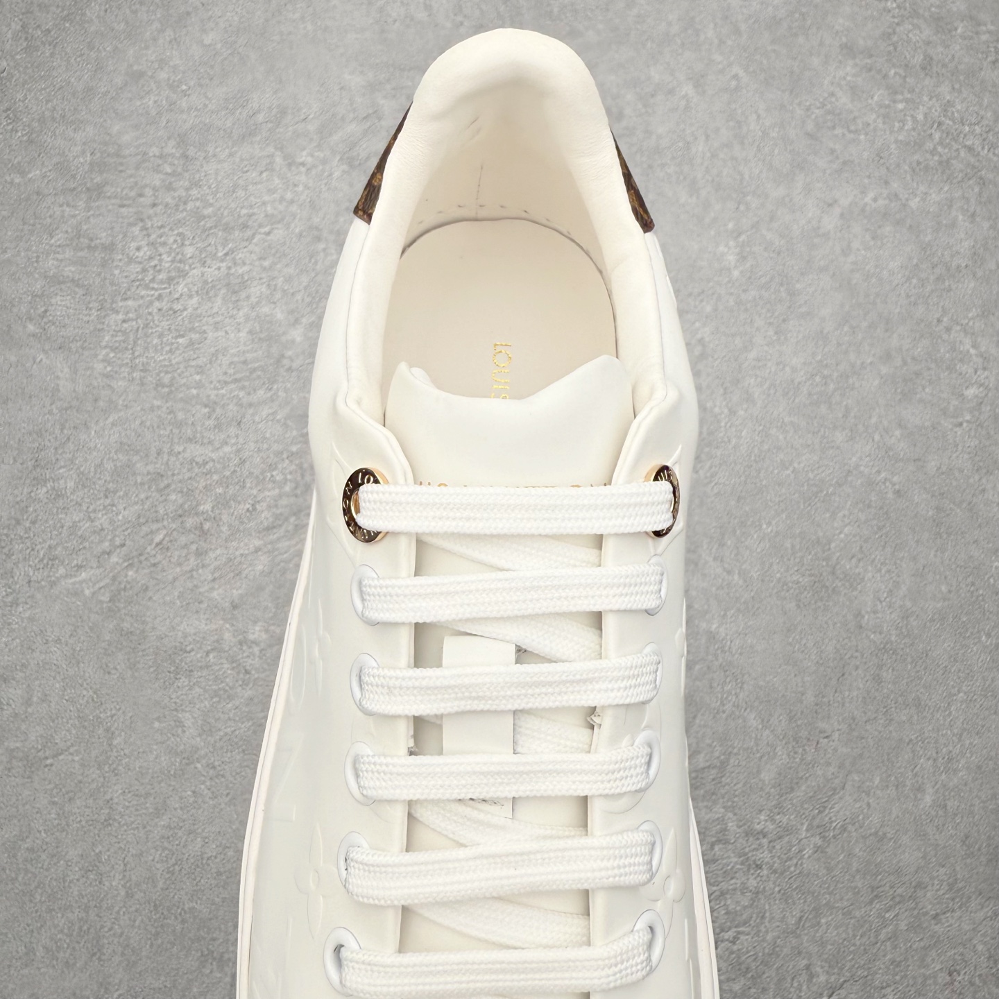 图片[5]-Louis Vuitton 路易威登 lv Time Out 低帮时尚运动板鞋 为舒软小牛皮革压印金属质感 Monogram 图案 再令 Louis 和vuitton 装饰点缀鞋带 与卢勒克斯金属线共同 释放莹泽光芒 搭配后部 Monogram帆布饰边和加厚胎面橡胶外底 鞋面胎牛皮和进口PVC制裁而成 高密度进口电脑车线工艺、经典LOGO跟PVC完美结合 原版大底开模 内里采用进口羊皮 超软皮内里+鞋垫 最新LV/路易威登 杨幂 关晓彤 官方等多明星网红同款 快手抖音等多平台热推 尺码：35 36 37 38 39 40 41 42 43 44-选品中心