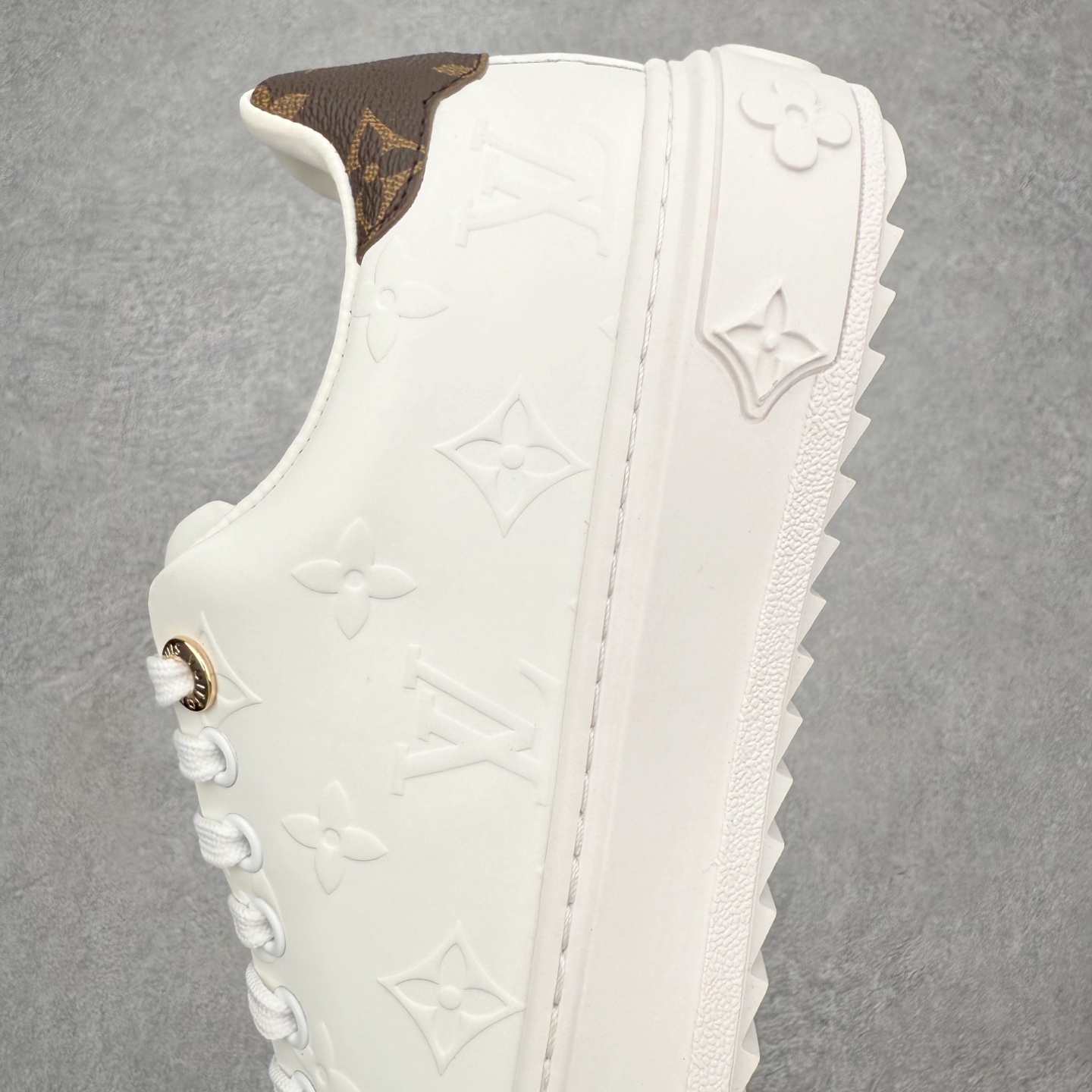 图片[7]-Louis Vuitton 路易威登 lv Time Out 低帮时尚运动板鞋 为舒软小牛皮革压印金属质感 Monogram 图案 再令 Louis 和vuitton 装饰点缀鞋带 与卢勒克斯金属线共同 释放莹泽光芒 搭配后部 Monogram帆布饰边和加厚胎面橡胶外底 鞋面胎牛皮和进口PVC制裁而成 高密度进口电脑车线工艺、经典LOGO跟PVC完美结合 原版大底开模 内里采用进口羊皮 超软皮内里+鞋垫 最新LV/路易威登 杨幂 关晓彤 官方等多明星网红同款 快手抖音等多平台热推 尺码：35 36 37 38 39 40 41 42 43 44-选品中心