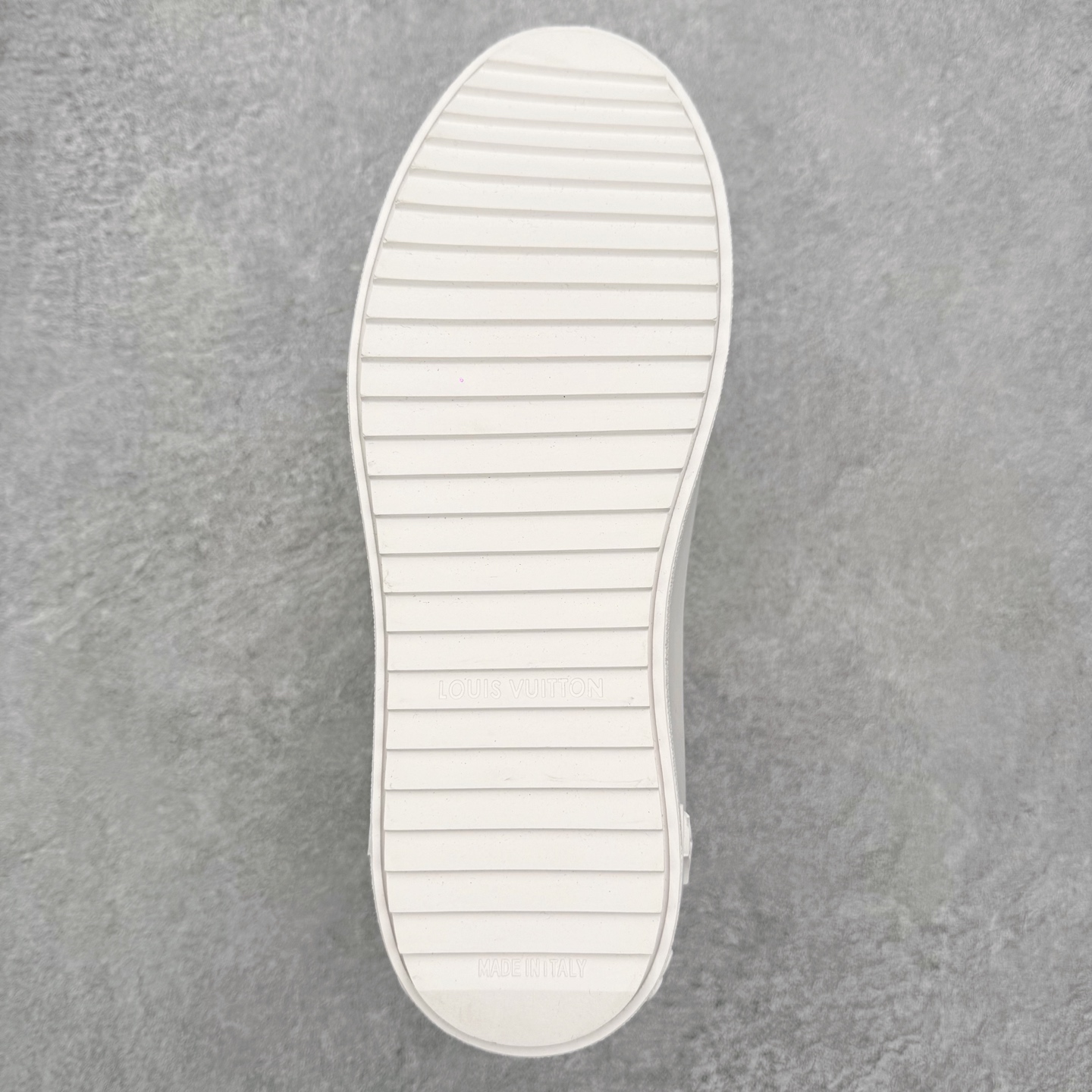 图片[9]-Louis Vuitton 路易威登 lv Time Out 低帮时尚运动板鞋 为舒软小牛皮革压印金属质感 Monogram 图案 再令 Louis 和vuitton 装饰点缀鞋带 与卢勒克斯金属线共同 释放莹泽光芒 搭配后部 Monogram帆布饰边和加厚胎面橡胶外底 鞋面胎牛皮和进口PVC制裁而成 高密度进口电脑车线工艺、经典LOGO跟PVC完美结合 原版大底开模 内里采用进口羊皮 超软皮内里+鞋垫 最新LV/路易威登 杨幂 关晓彤 官方等多明星网红同款 快手抖音等多平台热推 尺码：35 36 37 38 39 40 41 42 43 44-选品中心