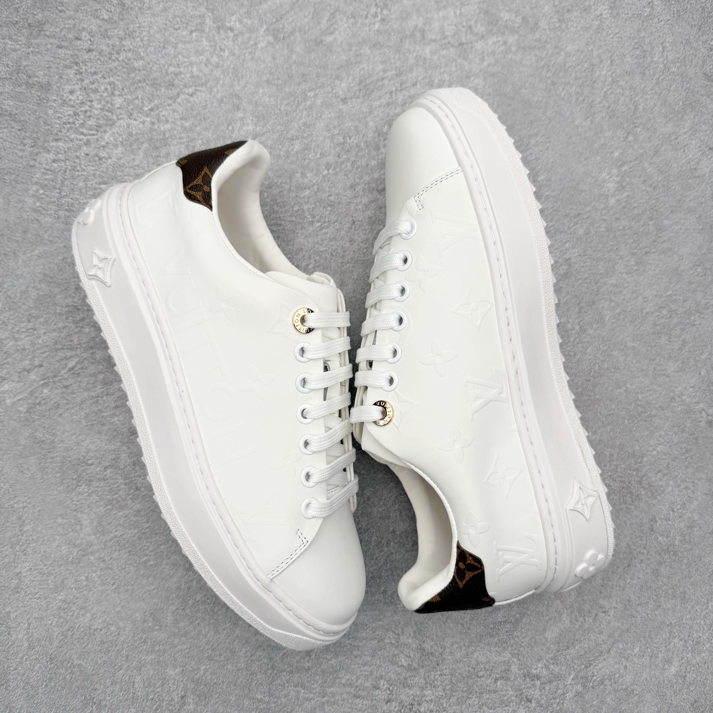 图片[3]-Louis Vuitton 路易威登 lv Time Out 低帮时尚运动板鞋 为舒软小牛皮革压印金属质感 Monogram 图案 再令 Louis 和vuitton 装饰点缀鞋带 与卢勒克斯金属线共同 释放莹泽光芒 搭配后部 Monogram帆布饰边和加厚胎面橡胶外底 鞋面胎牛皮和进口PVC制裁而成 高密度进口电脑车线工艺、经典LOGO跟PVC完美结合 原版大底开模 内里采用进口羊皮 超软皮内里+鞋垫 最新LV/路易威登 杨幂 关晓彤 官方等多明星网红同款 快手抖音等多平台热推 尺码：35 36 37 38 39 40 41 42 43 44-选品中心