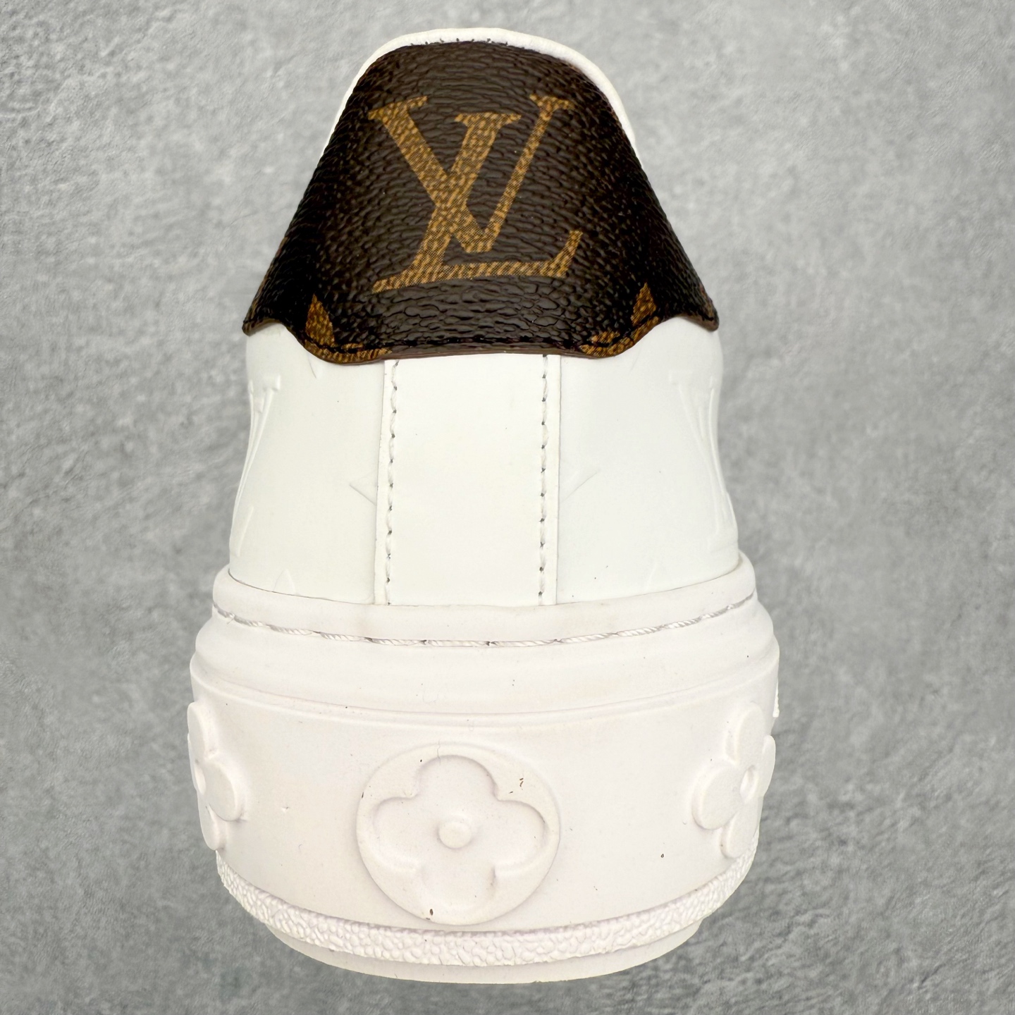 图片[8]-Louis Vuitton 路易威登 lv Time Out 低帮时尚运动板鞋 为舒软小牛皮革压印金属质感 Monogram 图案 再令 Louis 和vuitton 装饰点缀鞋带 与卢勒克斯金属线共同 释放莹泽光芒 搭配后部 Monogram帆布饰边和加厚胎面橡胶外底 鞋面胎牛皮和进口PVC制裁而成 高密度进口电脑车线工艺、经典LOGO跟PVC完美结合 原版大底开模 内里采用进口羊皮 超软皮内里+鞋垫 最新LV/路易威登 杨幂 关晓彤 官方等多明星网红同款 快手抖音等多平台热推 尺码：35 36 37 38 39 40 41 42 43 44-选品中心