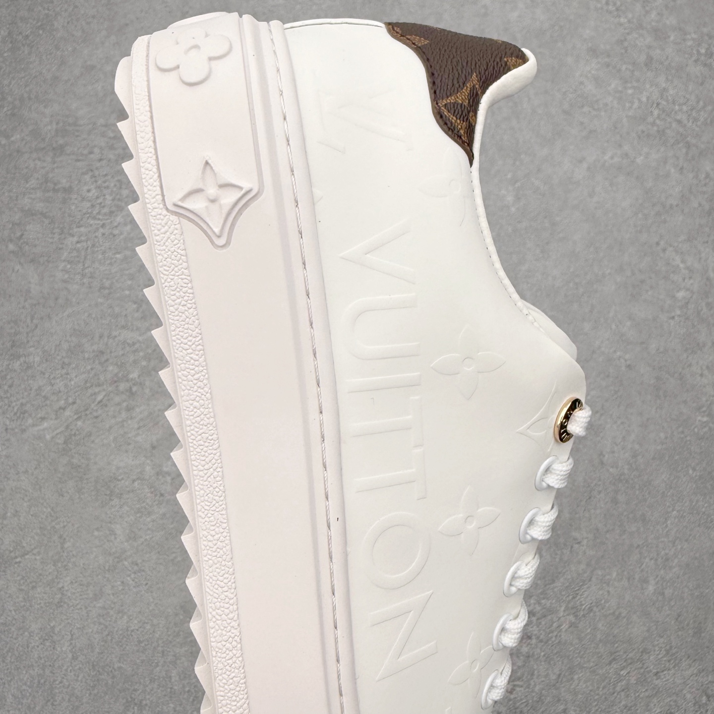 图片[6]-Louis Vuitton 路易威登 lv Time Out 低帮时尚运动板鞋 为舒软小牛皮革压印金属质感 Monogram 图案 再令 Louis 和vuitton 装饰点缀鞋带 与卢勒克斯金属线共同 释放莹泽光芒 搭配后部 Monogram帆布饰边和加厚胎面橡胶外底 鞋面胎牛皮和进口PVC制裁而成 高密度进口电脑车线工艺、经典LOGO跟PVC完美结合 原版大底开模 内里采用进口羊皮 超软皮内里+鞋垫 最新LV/路易威登 杨幂 关晓彤 官方等多明星网红同款 快手抖音等多平台热推 尺码：35 36 37 38 39 40 41 42 43 44-选品中心